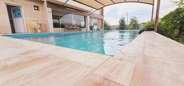 السلام عليكم    مزرعة كاردينيا 
١ . تحتوي على ثلاث ٣ غرف نوم مؤثثة بالكامل ومكيفة

٢ ٠تحتوي على سويتات لكل غرفة منام 
٠٣ تحتوي على فاكهة العنب والتفاح وغيرها من الفكرة
٠٤ تحتوي على حدائق جميلة للاستراحة 
٠٥ تحتوي على مسبح كبير وصغير  ١٣ متر 

٦ ٠ تحتوي على صالة كبيرة مؤثثة بالكامل 
٧ ٠ تحتوي على انترنيت على مدار ٢٤ ساعة
٨ ٠ تحتوي على خط كهرباء ومولد  على الاطفاء على مدار ٢٤ 
ساعه
٩ تحتوي على تنور طين
علمآ ان المزرعة مؤثثة بالكامل  زبائنتا الكرام

***********
