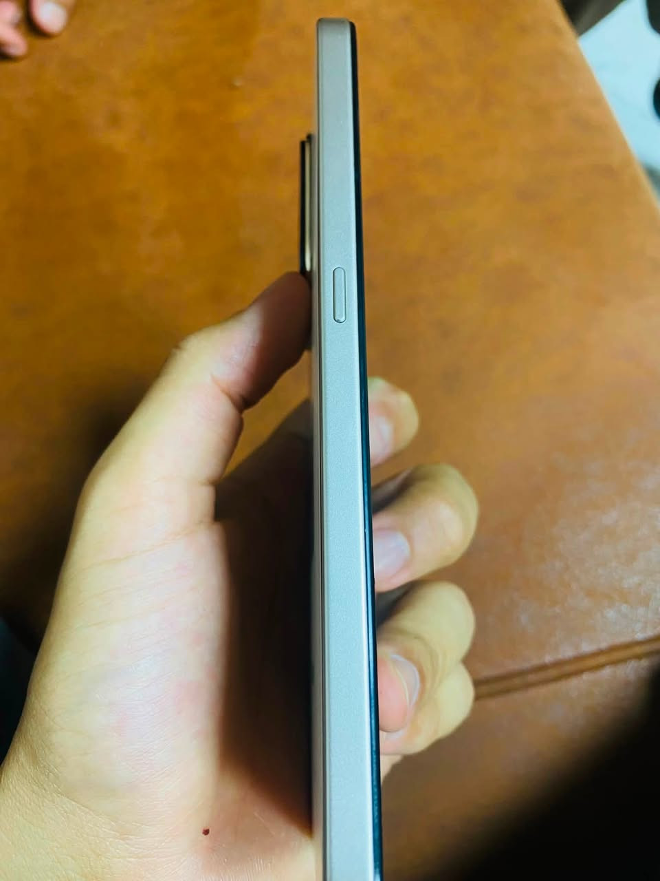 اونر اكس سبع دي 
الشاشة: 6.77 بوصة من نوع TFT LCD، بدقة 720×1610 بكسل، مع دعم معدل تحديث 120 هرتز لتقديم تجربة تصفح سلسة.  
 المعالج: يأتي بمعالج Qualcomm Snapdragon 685 (ثماني النواة).  
 الذاكرة والتخزين: يتوفر بخيارات متعددة، تصل إلى 8 جيجابايت رام و256 جيجابايت ذاكرة تخزين داخلية.  
 الكاميرات:  
 الخلفية: عدسة رئيسية بدقة 108 ميجابكسل + عدسة عمق بدقة 2 ميجابكسل.  
 الأمامية: 8 ميجابكسل.  
 البطارية: سعة ضخمة تصل إلى 6500 مللي أمبير، مع دعم شحن سريع بقدرة 35 وات.  
 نظام التشغيل: أندرويد 15 مع واجهة MagicOS 9.0.  
 المتانة والأمان:  
 مقاوم للغبار ورذاذ الماء بمعيار IP65.  
 يتميز بهيكل مصمم لتحمل الصدمات (مقاومة السقوط).  
 بصمة إصبع مدمجة في زر الطاقة.
ملحقات كامله 
مكان الكوفه 
سعر 225 
***********
