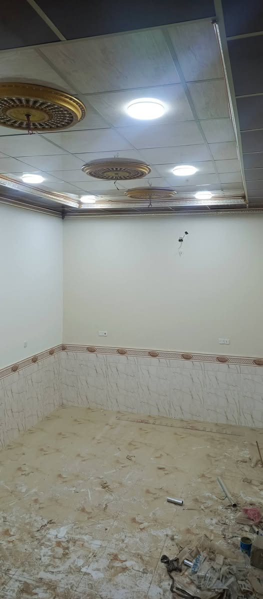 بيت طابقين للايجار حديث موقع المطيحه قرب سيد عدنان يحتوي 5 غرف وصاله ودوانيه ومطبخ  وصحيات وطارمه وصطح ايجار ( مليون 150) بي مجال للاستفسار *********** مراسله على واتساب او اتصال
