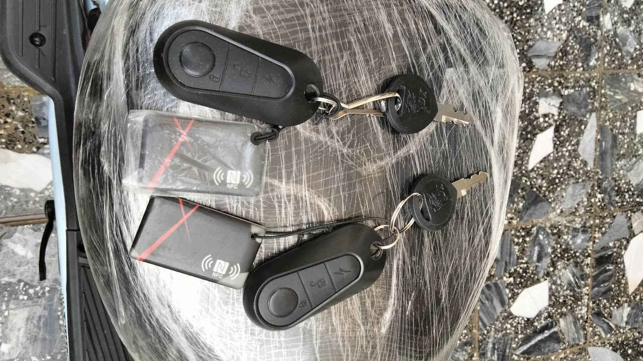 السلام عليكم 

دراجه شحن الصقر الاحمر موديل 2025 

نظام حمايه من السرقه جهاز انذار + قفل تاير خلفي من
 نفسها 

نظام تشغيل بصمه + سويج + كارت NFC 

نسختين مفتاح + نسختين بصمه + نسختين كارت NFC

بيها حامل هاتف قوي يحتوي على منفذ USB للشحن 

بيها 6 بطاريات كبيره

ملف 1000 w 

سرعه 45--50

شاحنهتها وياها الاصليه 60w ---12A 

بالشحنه تمشيك 20 --25 كم 

شاشه ديجيتال تبين السرعه والشحن وكم كيلو تمشيك  

وبيها نظام 4 سرع 

بيها بايدرات نظام بايسكل في حال خلصت شحن لكن اني
 فتحتهن البايدرات وموجودات عندي 

بيها سله تصير بالامام لكن اني فتحتها وموجوده كذلك
 انطيها الك

دراجه كامله من كلشي ما بيها نقص اشتريتها قبل شهر  

مكاني بغداد الدورة

السعر 390 الف بيها مجال بسيط 

رقمي اتصل او واتس آب 

***********
