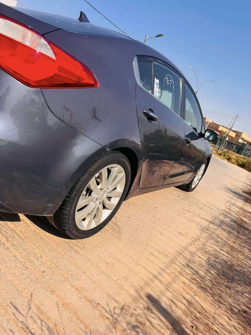السلام عليكم كيا فورتي وارد امريكي مكفوله من الصبغ ول ضربه ول تبديل فقط شبر بل دوسه او كرت بل دور الجماغ الخلفي ول باقي كفاله عامه ايضن مرفق السونار ايضن مرفق رقم الشاصي إذا اتحب تنطبع عله حادثه فقط الدعاميه يعني السياره طابه أكلين السياره جاهزه للخير 
كير مكينه ٢٠٠٠ حداديه تخم تاير تبريد خير من الله 
ماشيه (١٠٠) السياره جاهزه ماعايزه شي معروضه (١٠٥) او بيه مجال مكان السياره نجف لون مميز إسمنتي تحوثانيوم بسمنه حياكم الله ***********
