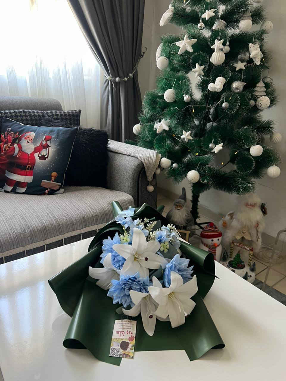 من إيدي لقلبك…
بوكي ورد يعبّر أكثر مما تحچي الكلمات 🎄🌵

ورد صناعي شبيه الطبيعي ١٠ وردات هديه للمس 
متوفر توصيل داخل وخارج بسمايه / 
للطلب واتساب/ ***********
