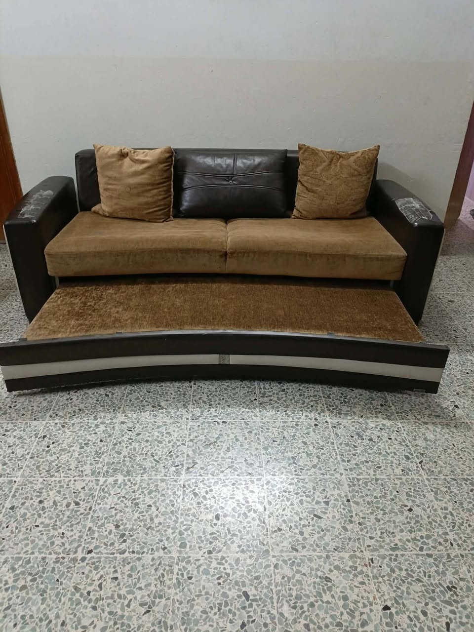 للبيع
طخم قنفات 5قطع

ويصير سرسر  

سعر 170وبي مجال


**إذا كنت صاحب هذا الإعلان وتريد حذفه لأي سبب، رجاءا أرسل رسالة إلى الدعم الفني**