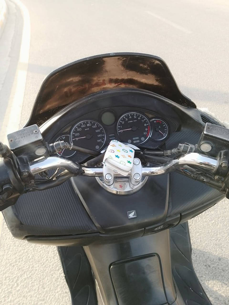 السلام عليكم من رخصه الادمن دراجة للبيع نوع فورزه 80 دراجه كامله كل نقص مابيها لايت عالي ناصي منضومه زنون شلعه ومعدل طياره ترايك 140 طبيعي بيها نضام عادي و اوتوماتيك دراجه بصمه مكان رمادي التاميم للستفسار ***********
