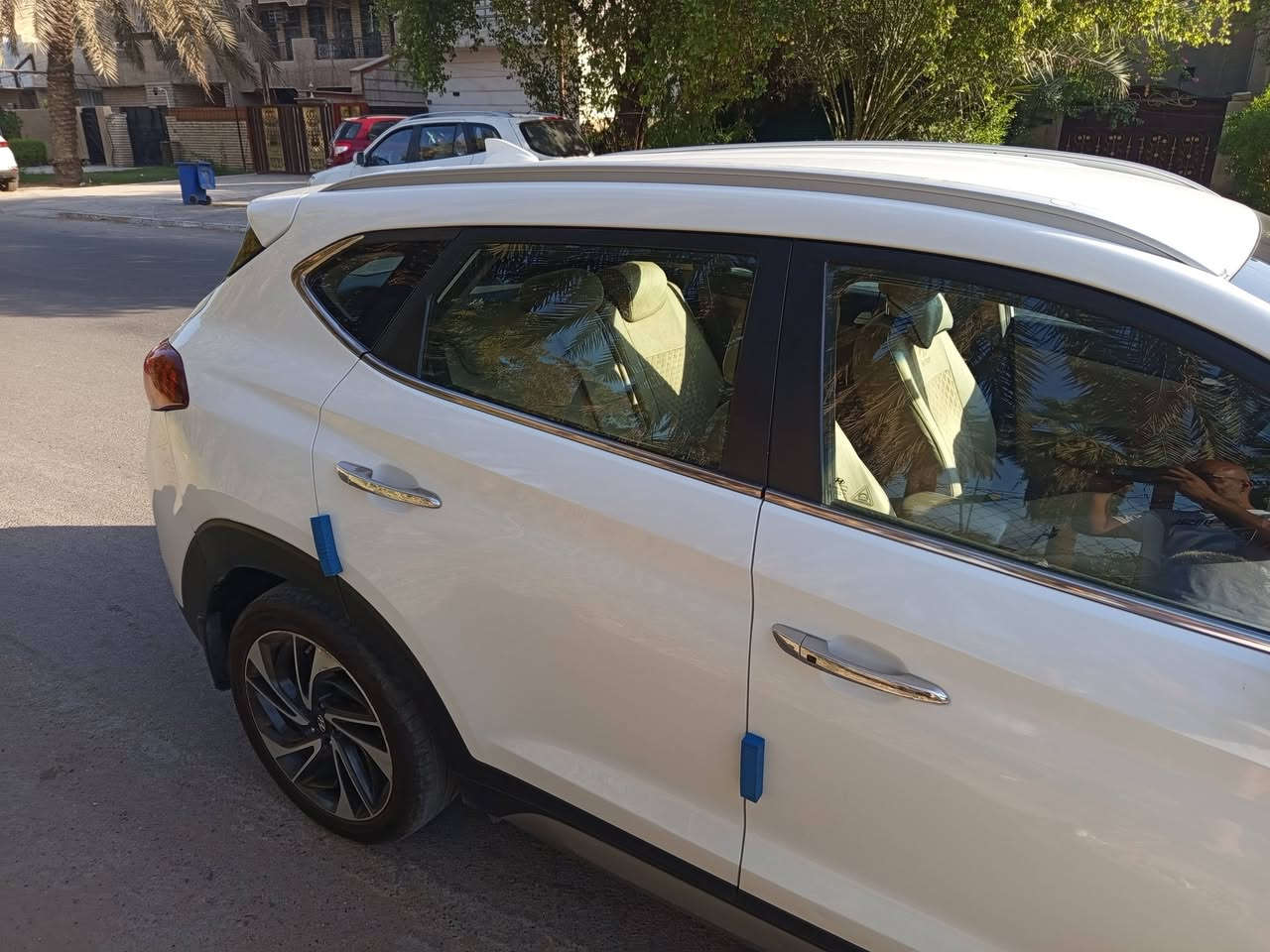 السلام عليكم .. هونداي توسان 2020 رقم بغداد انكليزي وبأسمي
محرك :  2000 دوش المرغوب cc
كير  : AT المرغوب 
أنظمة قيادة : Eco . Sport .Comfort
Abs . Eps 
تبريد ❄️ ثلج قطعتين 
تحكم ستيرن جهتين 
كراسي كهرباء 
إضاءة زاوية عمياء
خمسة ويل كاب
ماشية 63 الف كيلو متر .. اخت الزيرو 
 السيارة ممفتوح اي شي بيها بحالة الشركة 
ملحقات السيارة كاملة بالصندوق 
والكتلوك مع كتيب التعليمات 
السعر : 175 ورقة
 والسونار موجود 
رقم الموبايل : ***********
مكاني بغداد
