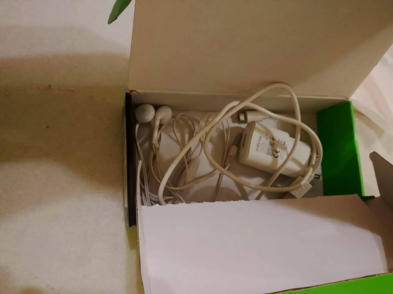 يظهر أنه Infinix Smart 10 إصدار 128 جيجابايت.
إليك أبرز مواصفاته:
الشاشة: 6.67 بوصة IPS LCD بدقة HD+ (720×1600).
معدل التحديث: حتى 120Hz لسلاسة أفضل في التصفح والألعاب. �
Infinix Mobiles
المعالج: Unisoc T7250 ثماني النواة.
الذاكرة: 4 جيجابايت RAM (مع دعم توسيع الذاكرة افتراضيًا) + 128 جيجابايت تخزين داخلي. �
Infinix Mobiles +١
الكاميرا الخلفية: 8 ميجابكسل.
الكاميرا الأمامية: 8 ميجابكسل.
البطارية: 5000mAh.
الشحن: 15 واط عبر منفذ USB-C.
النظام: Android 15 مع واجهة XOS 15.1.
الصوت: سماعتان ستيريو مع رفع مستوى الصوت حتى 300% (كما هو مذكور على العلبة).
الحماية: مقاومة الغبار ورذاذ الماء بمعيار IP64.
ميزات إضافية: بصمة جانبية، منفذ سماعات 3.5 مم، منفذ microSD لتوسعة التخزين حتى 2 تيرابايت، ودعم الأشعة تحت الحمراء (IR). �
Infinix Mobiles
السعر 165 مستخدم يظهر أنه Infinix Smart 10 إصدار 128 جيجابايت.
إليك أبرز مواصفاته:
الشاشة: 6.67 بوصة IPS LCD بدقة HD+ (720×1600).
معدل التحديث: حتى 120Hz لسلاسة أفضل في التصفح والألعاب. �
Infinix Mobiles
المعالج: Unisoc T7250 ثماني النواة.
الذاكرة: 4 جيجابايت RAM (مع دعم توسيع الذاكرة افتراضيًا) + 128 جيجابايت تخزين داخلي. �
Infinix Mobiles +١
الكاميرا الخلفية: 8 ميجابكسل.
الكاميرا الأمامية: 8 ميجابكسل.
البطارية: 5000mAh.
الشحن: 15 واط عبر منفذ USB-C.
النظام: Android 15 مع واجهة XOS 15.1.
الصوت: سماعتان ستيريو مع رفع مستوى الصوت حتى 300% (كما هو مذكور على العلبة).
الحماية: مقاومة الغبار ورذاذ الماء بمعيار IP64.
ميزات إضافية: بصمة جانبية، منفذ سماعات 3.5 مم، منفذ microSD لتوسعة التخزين حتى 2 تيرابايت، ودعم الأشعة تحت الحمراء (IR). �
Infinix Mobiles
السعر 165 مستخدم شهر واحد فقط 
مكاني واسط كوت الفلاحية  رقم الهاتف***********

