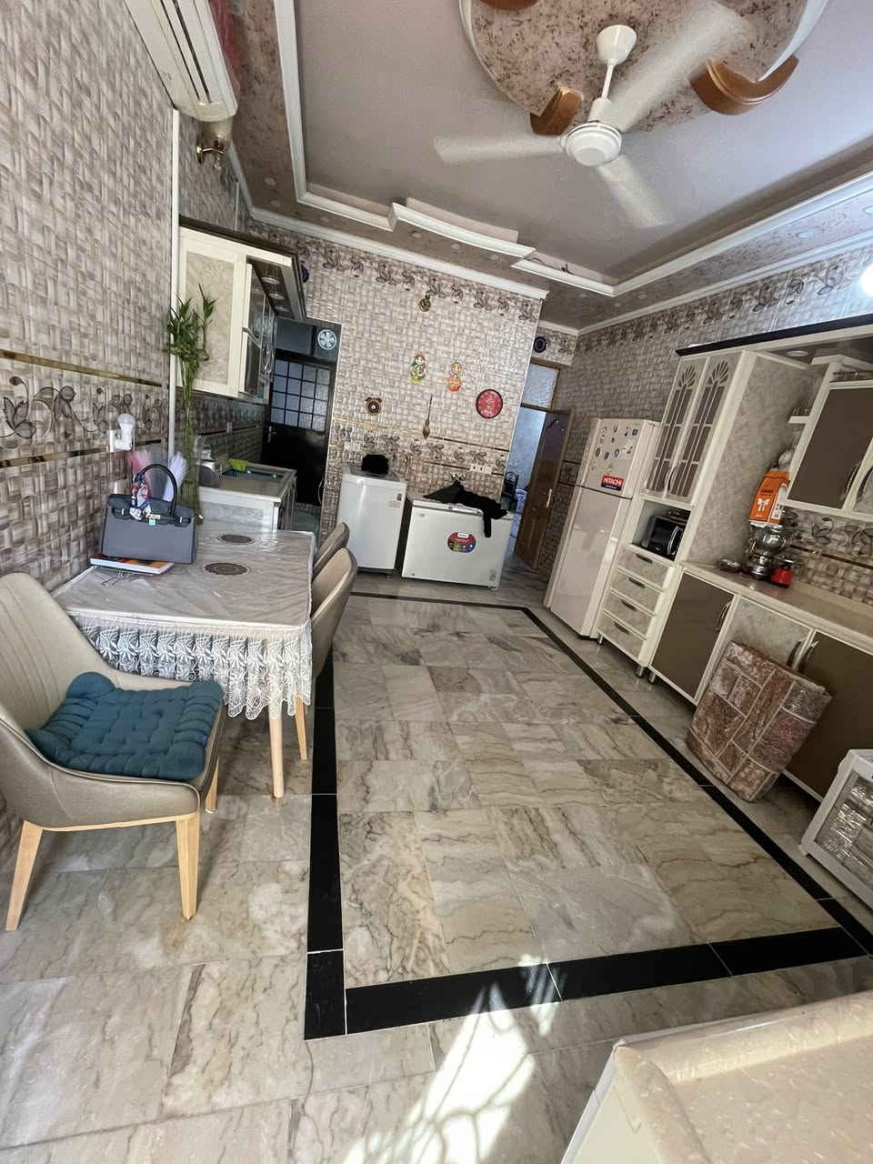 سلام عليكم الدار للبيع مساحته ٣٠٠ متر طابقين اي استفسار ع هذا رقم ***********
