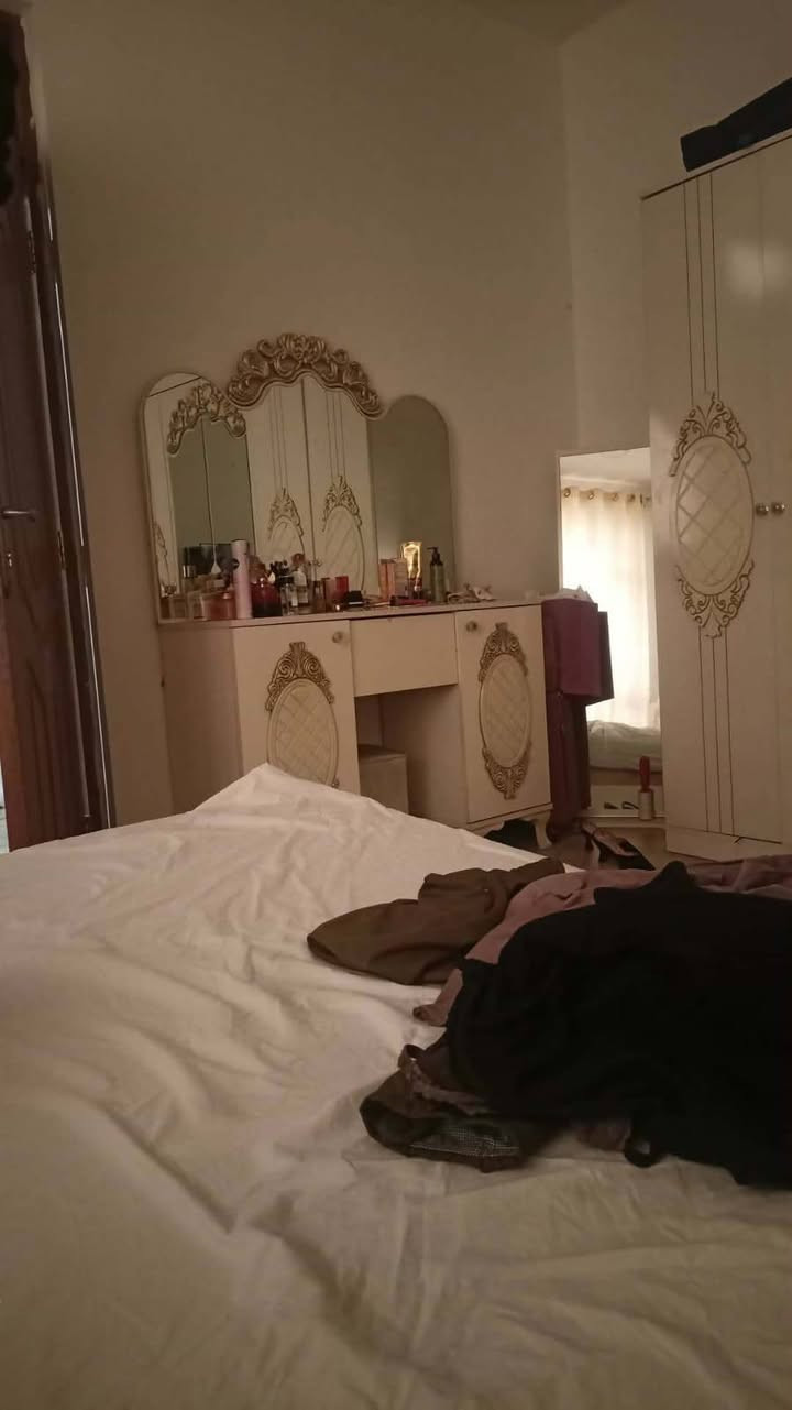 سلام عليكم عندي هذا كاونتر جديد لان مالت عرض مع طباخ وغرفه نوم اريد ابيعهم حتا افرغ مكان لتواصل *********** واتساب متوفر ملاحظه عرض كاونتر خمسه متر ويتقطع حسب مساحتكم
