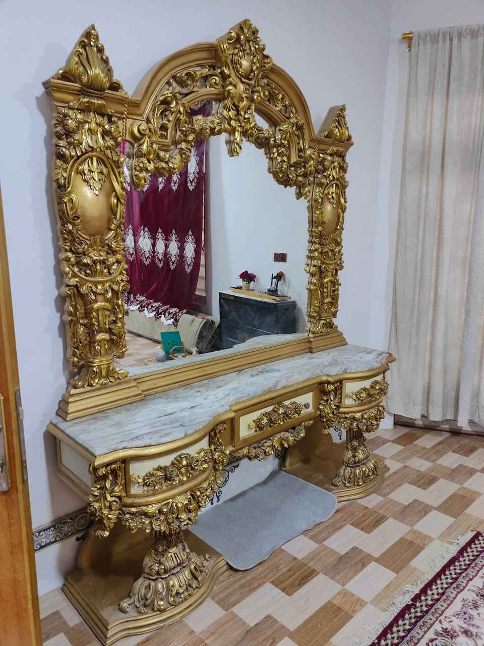 سلام عليكم غرفة اخشاب مصرية دمياط ملكية نوع الخشب الزان الاصلي الغرفه قليلة الاستخدام 
العنوان العماره 
للتواصل *********** Singapore
