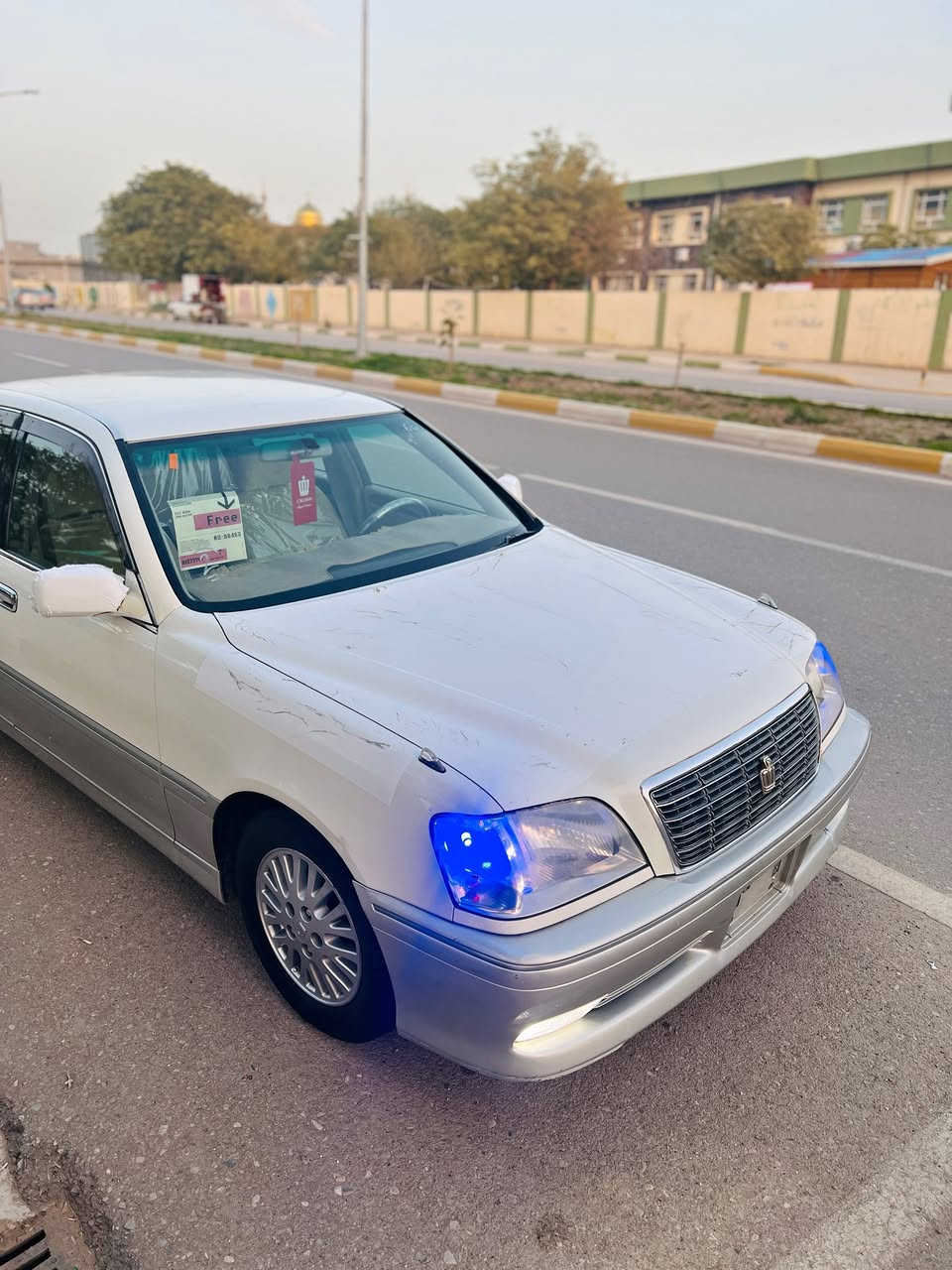 بـەناوی خـوای گەورە .
بــۆ فرۆشتن مـەلیكە 2002
مـووس مـووس
D4 بچـوك . 171
1 دگـم
شــتی لـۆك و تـاقانە 📦.
نـاو زەرد 
سـارد و گـەرم و برێكی بەسراوە
ڕۆنی مەكـینە و پاتـریم تازە گۆڕیوە 
تـاخمێك تـایەو ویلی حـەسیر لـۆك لۆك
140 K.m ڕۆشتوە حـەقیقی .
سـەیارەی دەسـتی خۆمە كامل كامل مەسروف كراوە 
چاڵ و شوخت و قوپاوی نیە 
سەقفــی ڕێك شـوشەیە..
گـێڕ و مـەكینە و كـارەباییی بەشەرتی ١٠ فـیتەر 
لێدراو و كەڤەر گۆڕاو و ڕەقەم شاسی بەشەرت ..
نـرخی 49 گەڵاو مەجالێكی كەمە ..
لـە كەلارم موشتەری نیت ڕەحمەتت لێبێ سەری خۆم و خۆشت مەیەشێنە .
***********
