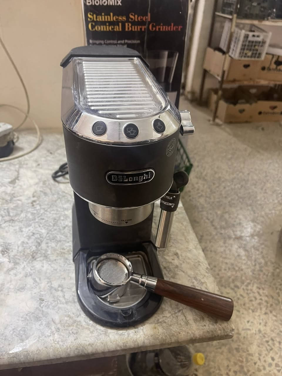 تتوفر ماكنة قهوة ديلونجي دديكا نظافة ممتازةضمان اسبوع بعد البيع ***********
