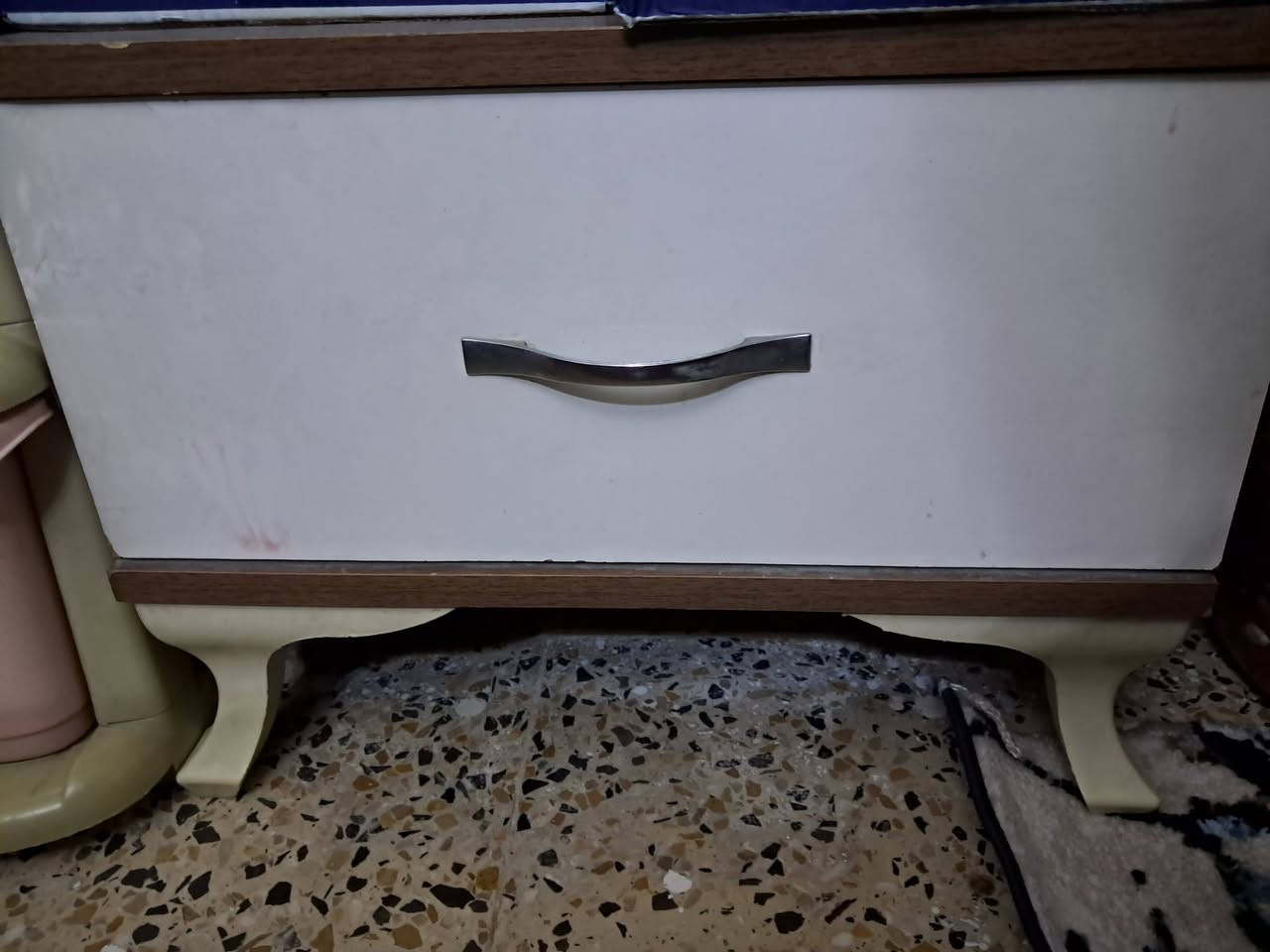 غرفة للبيع
ميز  كنتور بوفايت ٢ 
وسير جرباية بدون تخت
السعر ٧٥
مكانيي بغداد الاعلام 
 ***********
