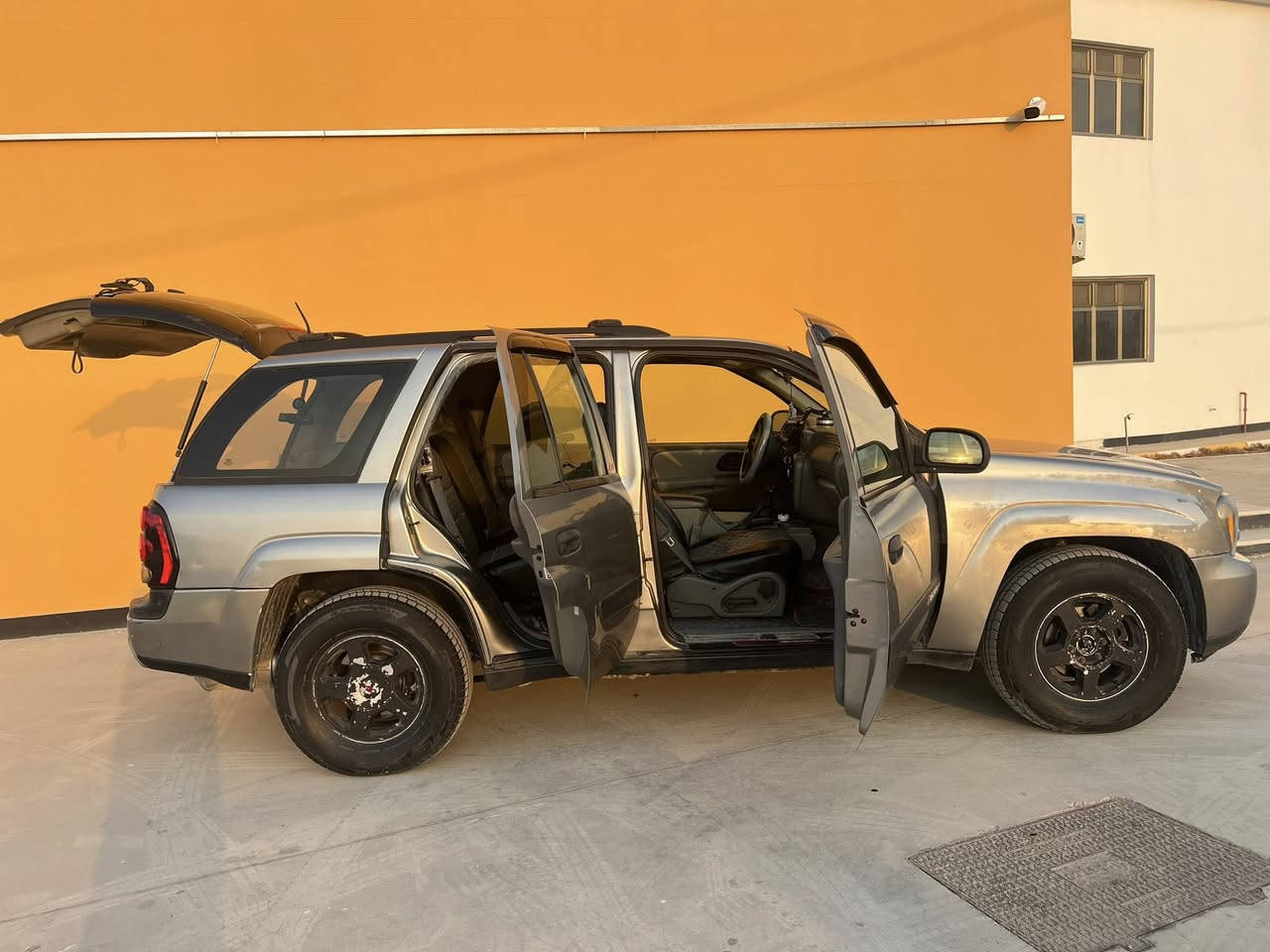 السلام عليكم
بلايزر خليجي مديل 2003 
كفاله من الضربه والصبغ والتبديل فقط مدكر الامامي جارد مثل ماموضح بالصور والباقي شوف العين السياره نظيفه وحلى من الصور كهربائيات كلها شغاله تبريد شغال 
مكينه 4200 قبق اسود المرغوب مكفول 
السياره رقم سليمانيه سنويه منتهيه صارلها سنه عدنه بيها وكاله عامه تريد تحويل تريد وكاله وتجديد حاظرين
مكانها بصره قرب المحكمه تقاطع العسكري 
السعر 85 وبيها مجال للشراي***********
