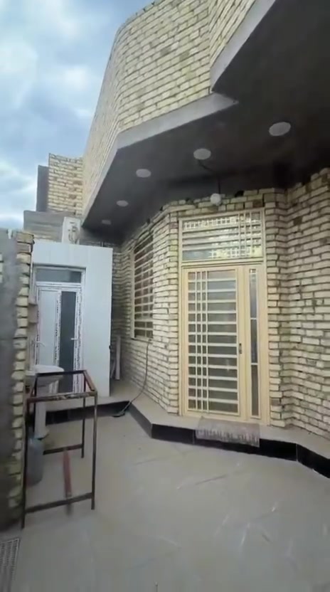 بيت ١٥٠م زراعي طابق واحد بناء حديث رباط كونكريت شغل مرتب غرفه وحده صاله واستقبال ومطبخ وصحيات خارجيه وداخليه الجمعيات حجي حسن الأولى المسيجه بلفرع مال اللواء ناظم الساعدي سعر البيت كلش مناسب ب ٧٧ وبي مجال قليل للستفسار اتصل ***********@إشارة حالين البيت فارغ جاهز للسكن
— في ‏العماره حي الجمعيات‏.@إشارة
