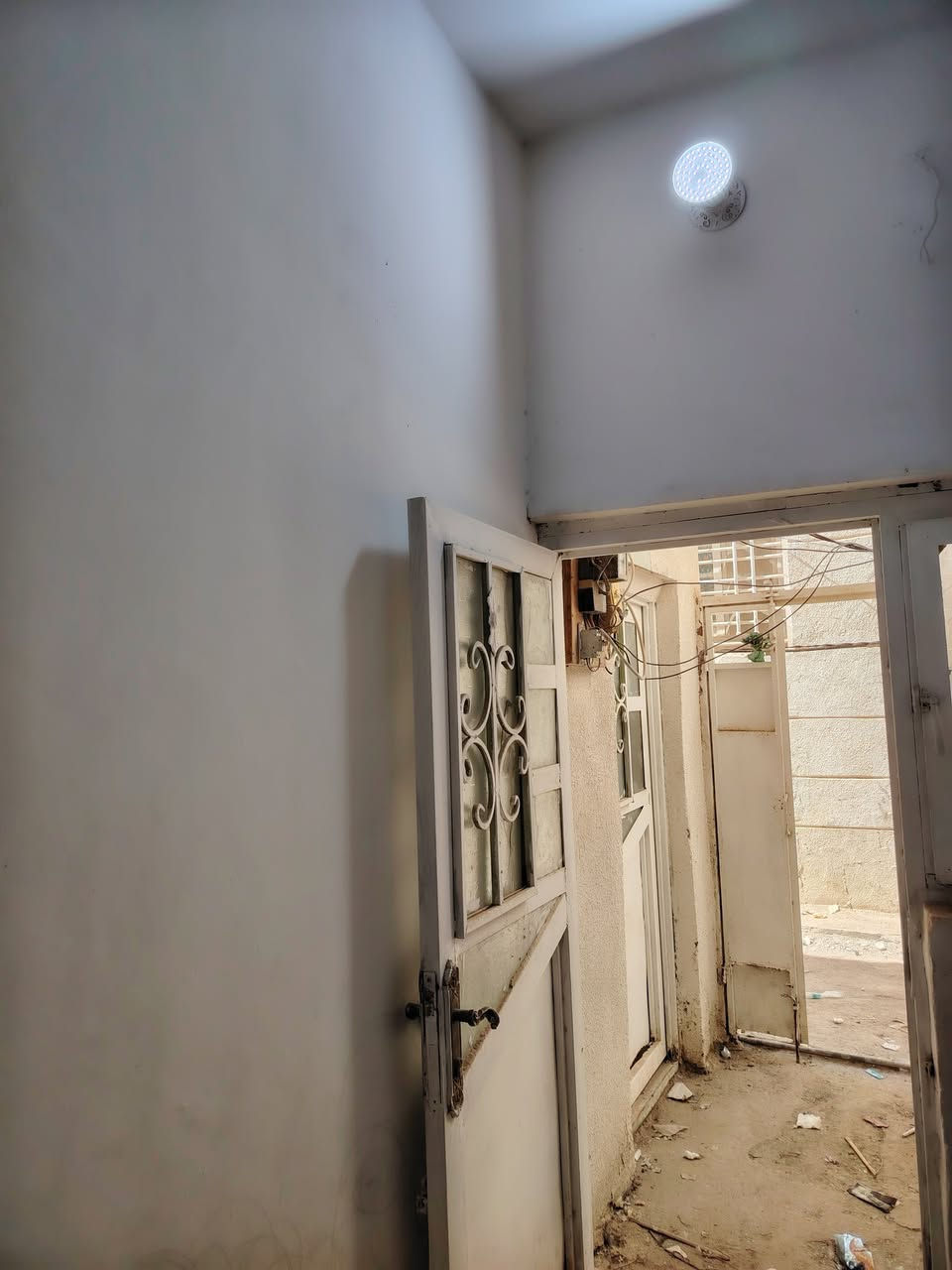 بيت ٥٠م طابق واحد كونكريت مسلح بناء بلوك طابو زراعي سند ٢٥ إقرار محكمه من المالك مباشرة خدمات مجاري حي الأمين شارع الحر خلف مول المائده يبعد ١٥٠م عن شارع تجاري وخط باب الحسين كوسترات للاستفسار مكتب الأوس للعقار ابو سجاد*********** ابو وائل *********** تفاوض مع صاحب البيت مباشر
