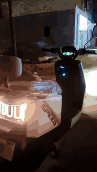 السلام عليكم..
دراجة شحن  speed tenana.
جهاز تحكم عن بُعد "مفتاحين"
شاشة رقمية
عجلات تيوبلس
مخرج USB (شاحن هاتف) 
فرامل أمامية وخلفية من نوع قرص
مسجل داخلي
الدراجة سرعتهه 110 سرعة حقيقية
بطارية ليثيوم
الدراجة زيرو ماماشية تجي وتفحصهه جديده اليوم جبتهه وتوازيت ع فلوس
السعر:700 وبيهه مجال حگ جيتك
العنوان: الشعلة_السلاميات.
الهاتف: ***********
موجود ماسنجر وَ واتساب.
................................................
