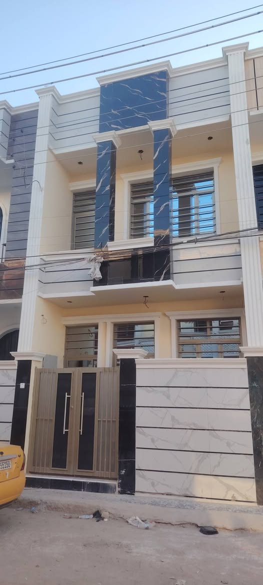 السلام عليكم
🏡 للبيع – بيت سكني مميز

📐 المساحة: 70 متر مربع
🛏️ 3 غرف نوم
🚪 يحتوي البيت على مدخلين 
🏢 البيتونه الطابق الثالث

🛣️ شارع بعرض 10 أمتار
💧 خدمات المياه متوفرة
⚡ الكهرباء متوفرة
🧱 أرصفة وتبليط كامل للشارع
✅ منطقة مخدومة وجاهزة للسكن

💰 السعر: 80 مليون دينار عراقي قابل للتفاوض

📞 للاستفسار: ***********
