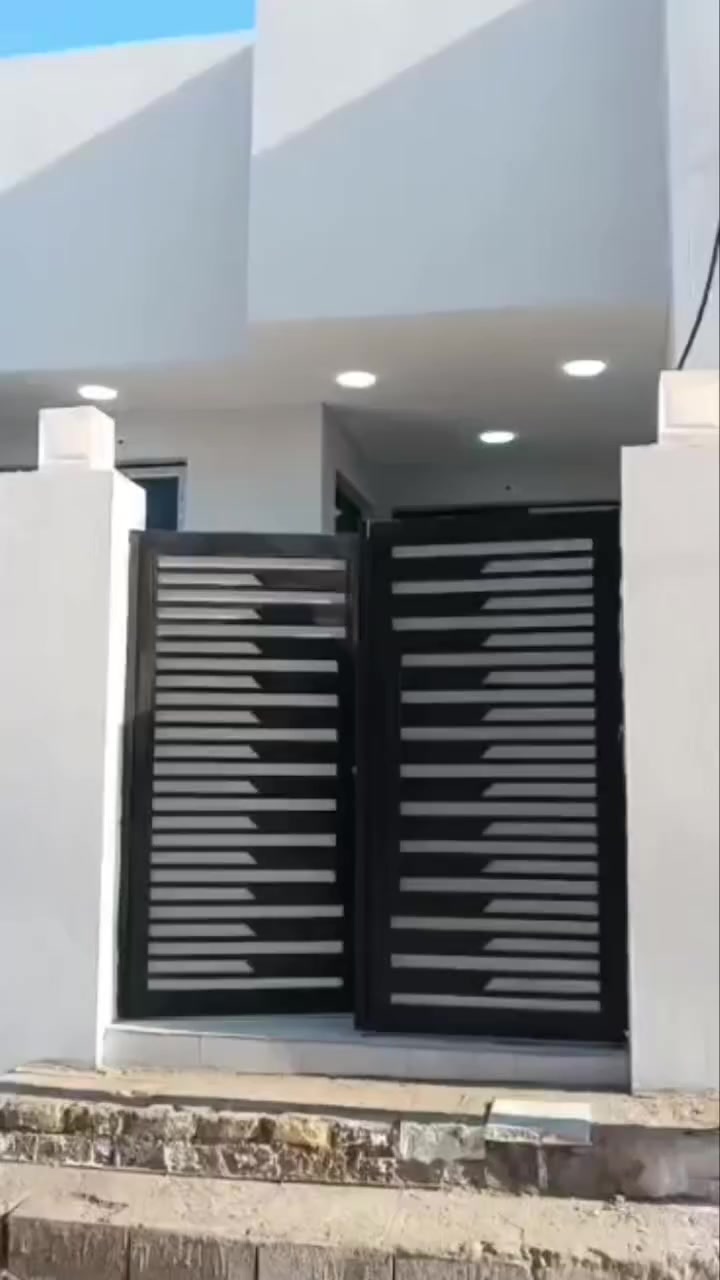 بيت حديث للبيع حي الحرية قرب محلات السندباد المساحة 120م
***********
