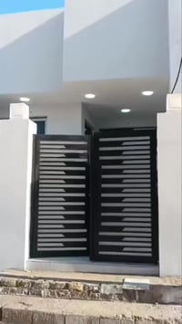 بيت حديث للبيع حي الحرية قرب محلات السندباد المساحة 120م 07806459553