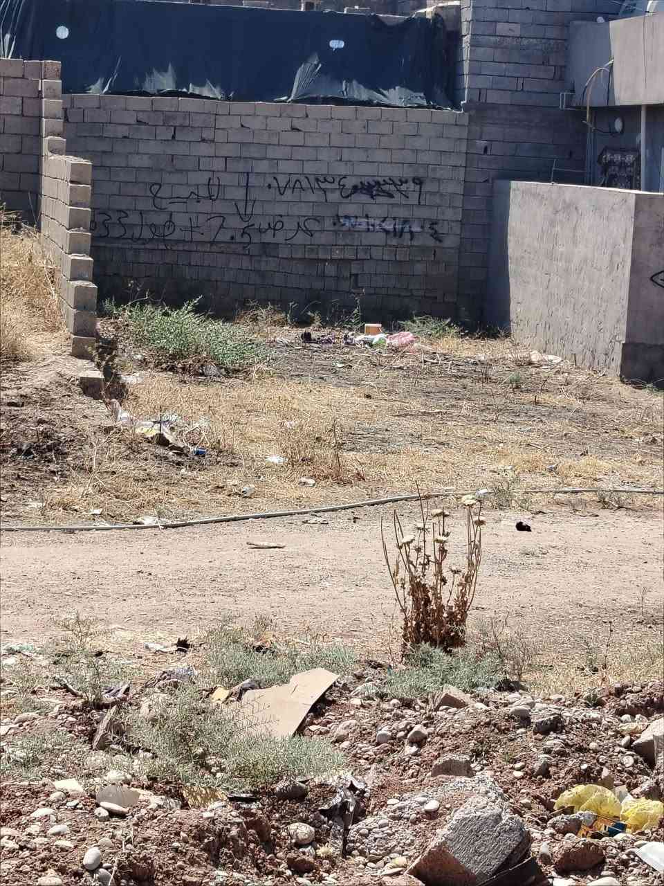 السلام عليكم قطعه أرض للبيع حي الشهداء الجديده خدمات كامله الواجهه ٧ونص والطول ٣٥ للتواصل *********** السعر ١٤ وبيها مجال بسيط
