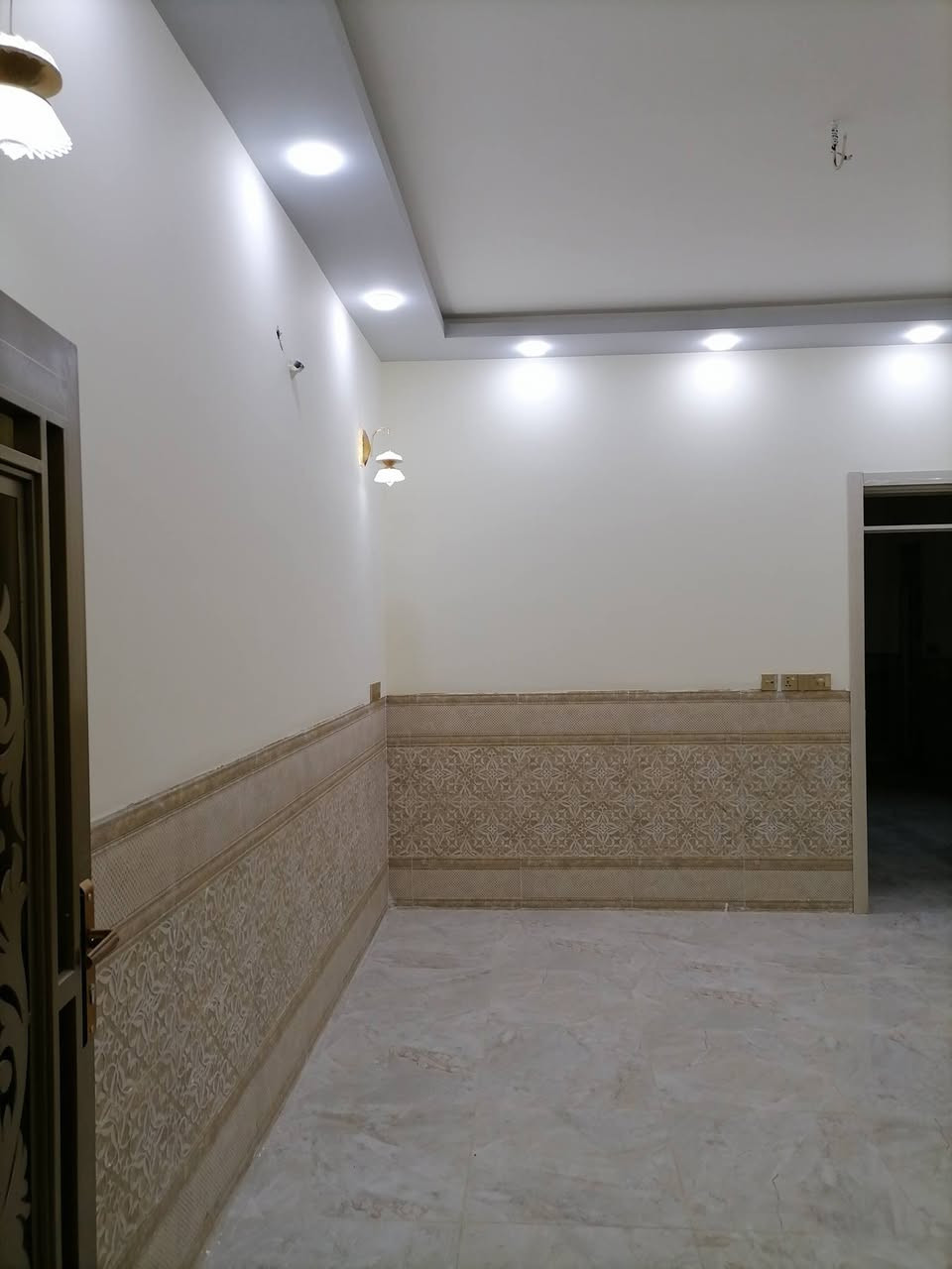 السلام عليكم شقه للايجار معمل الادويه مقابل مطعم زرزور طابق ٣ بنايه جديده غرفتين نوم وصاله واستقبال ومطبخ ومجموعة صحيات المطلوب عائله صغيره للاستفسار الاتصال على الرقم او واتس اب
***********
