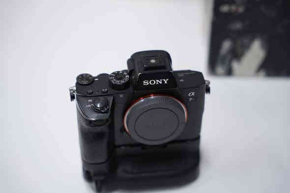 Sony a7RIII
مع كرب بطارية 
مع حقيبة مع ترايبود ثلاثي جديد غير مستخدم 

2-Sony a6400

3-ronin - SC

للبيع التواصل 
***********

العنوان كربلاء شارع الروضتين استوديو فلاش
