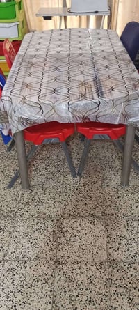 ميز للبيع سعرا 60الف  وبي مجال طولة 2 متر وبي تصغير للميز يصير متر ونص...