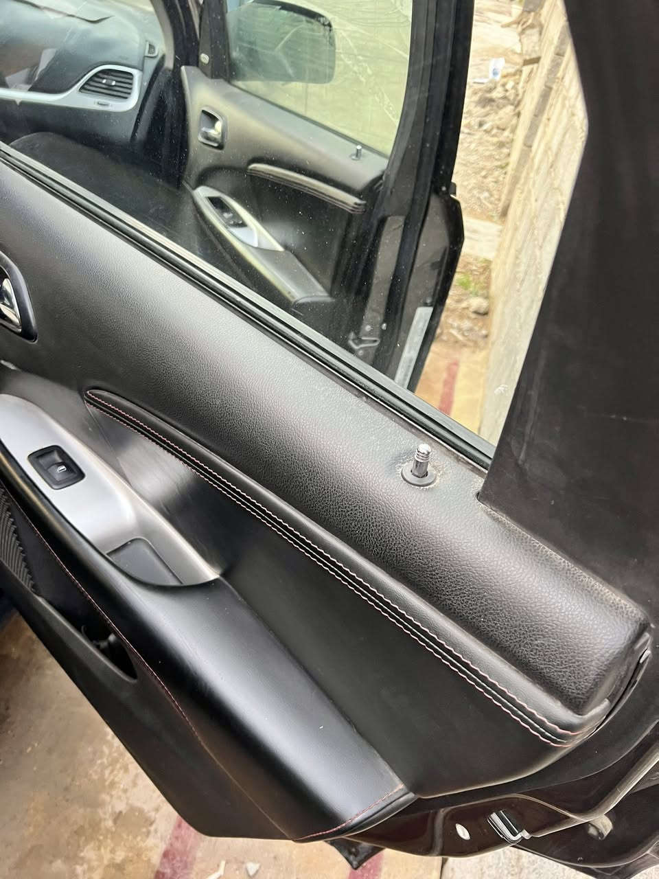 السلام عليكم
دوج جورني  موديل 2015
فئة GT (فول مواصفات) 
مكينه 6 سلندر 3600 
سبعه راكب - ثلاث قطع تبريد - بصمة تشغيل + ابواب - كشنات جلد - حساسات -كامره خلفيه - شاشه كبيره - فتحت سقف تفتح جهتين- مخابئ سريه عدد2 وباقي المواصفات المعروفه  
السعر140$ وبي مجال..او مراوس ب جارجر 
المكان بغداد-جكوك -شارع قمر بني هاشم
للئستفسار اكثر يتفضل خاص او👇
***********     متوفر واتساب فقط
