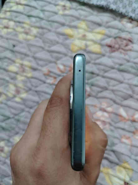 السلام عليكم جهاز هونر x9b للبيع مواصفاتة معروفة 
جهاز نظيف ما مفتوح مثل ما تشوف بالصورة 
بس كسر زغير بالجامة مال فلاش ما مأثرة 
عنوان بغداد الحرية السعر 175 اوبي مجال 
***********
