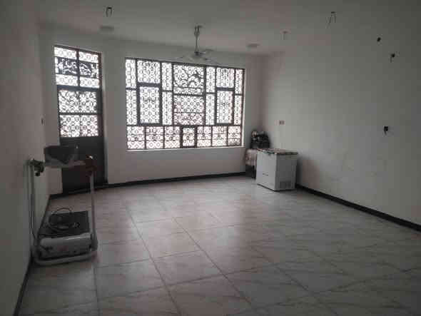 السلام عليكم بيت زراعي سند 25 البيت 200 متر الواجهيه 10 
كل البيت ستقبال ومطبخ وحولي 2 غرف 2 ترك وخدمات طابغ الاول ول ثاني 4 غرف وحولي ومطبخ وخدمات وبيتونه وصطح وبيت كامل مكمل 
العنوان بغداد الامين الثانيه السده قرب شارع 15 
السعر عبر الهاتف ولستفسار ***********+***********
