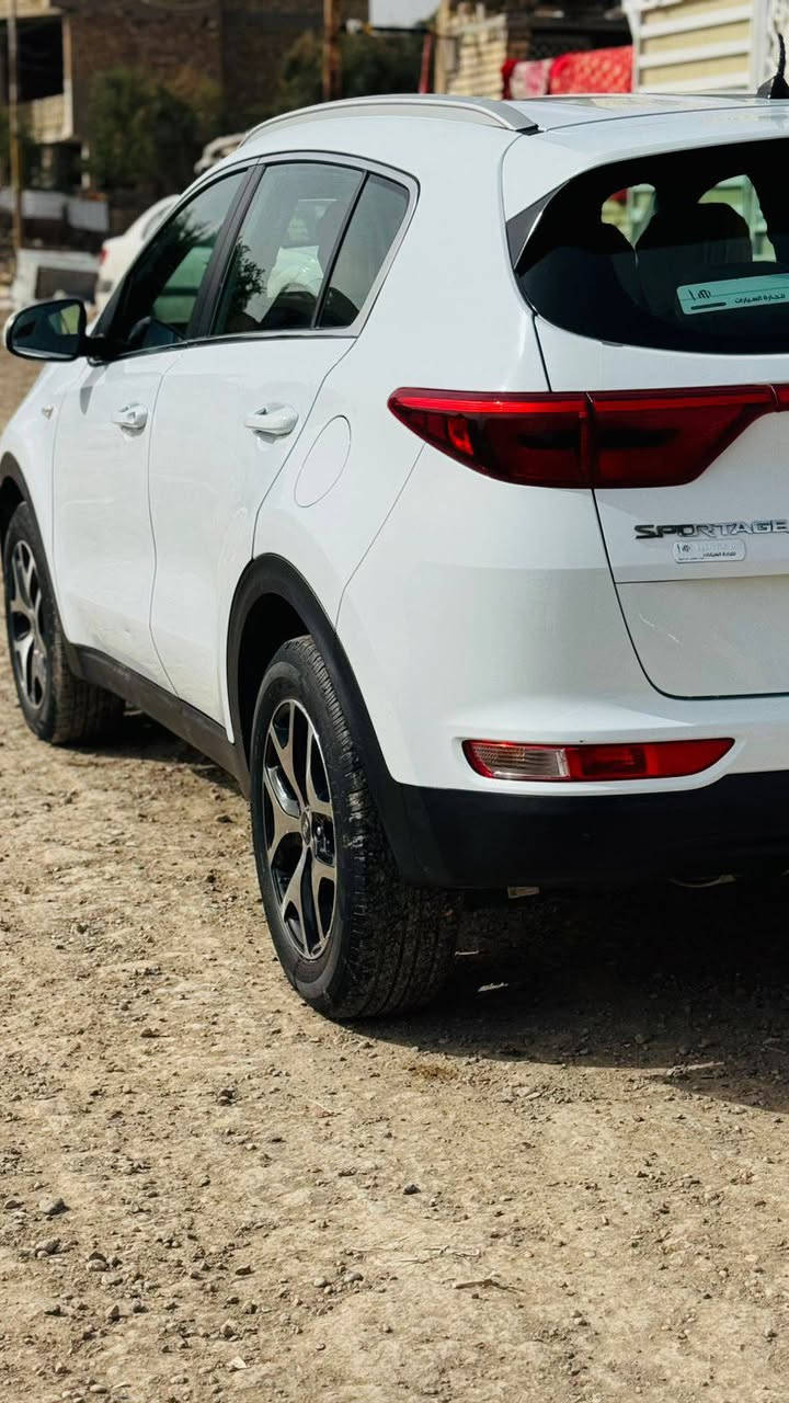 السلام عليكم
سبورتج موديل 16خليجي مكفوله من الضربه عده بارد بين البابين عكس السايق والباقي مكفول كير محرك دوش 2000السياره نصف مواصفات
السعر 174وبيهه مجال 
***********
