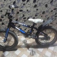 للبيع بايسكلات عدد 3  الأحمر زغير عوزه سرج وجوابه سعره 5 الف والكبار ا...