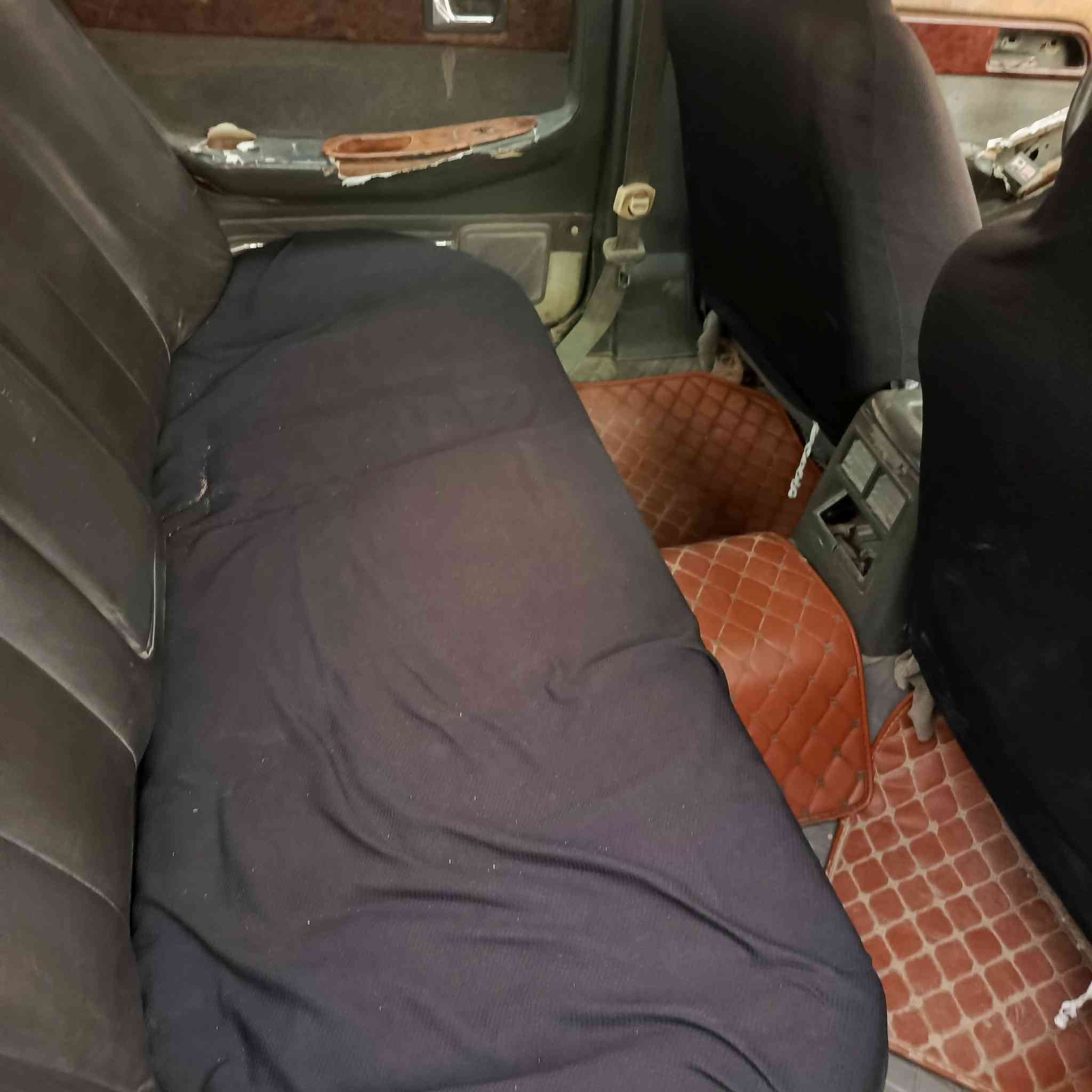 السلام عليكم 
بونتيشا للبيع محور مكينه ونجي ٦سلندر البك بيه مشكله ومشط الستيرن يحتاج تجفيت راعيه موجود مصفرة غرامات *********** السعر16وبيه مجال
