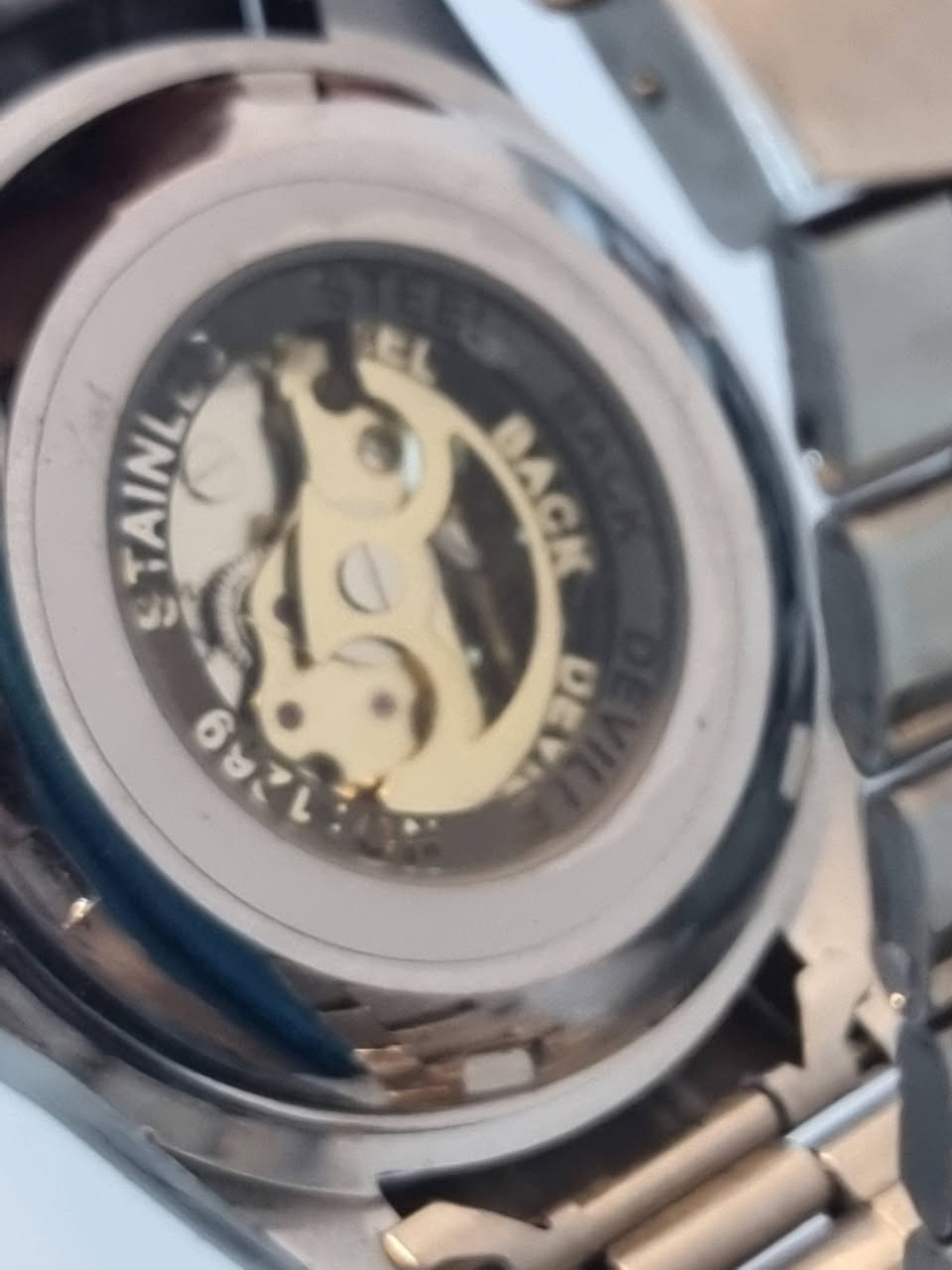 ساعات عدد 3 للبيع اول ساعة رولكس اوتوماتيك سير حديد وزن ثقيل ثاني ساعة رولكس سير حديد باتري عادية ناعمة ثالث ساعة من ماركة aiqinui ساعة مصنوعة بالصين سير جلد رايدهن كلهن ب 25 الف  وهنة كلهن هدية وصلن الي ساعات مرتبات و حلوات و نظيفات الي يريدهن مكاني بغداد رقمي واتساب ***********
