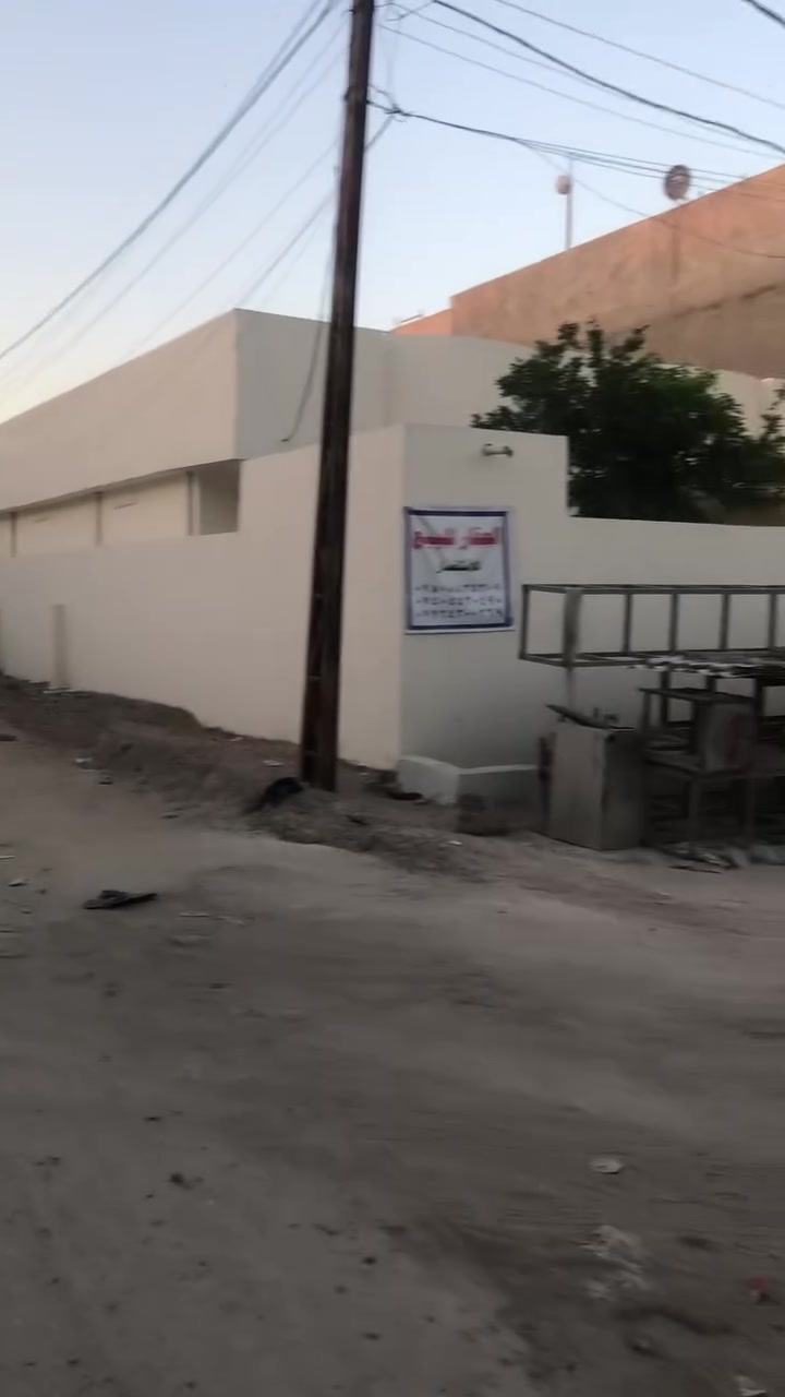 بيت للبيع حي جبيل قرب مزرعه الشايع وجامع العابد المساحة 294 متر يتكون من 2 غرف نوم وصاله ومطبخ واستقبال وصحيات داخليه وخارجيه وطرمه كبيره وحديقه البيت جاهز للسكن  طابو رراعي سند 25 السعر 105 مليون وبي مجال للاستفسار الاتصال على الارقام التاليه *********** او ***********
