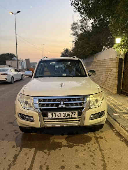 السلام عليكم باجيرو ٢٠١٠ حبتور
 سنوية جديدة
ماشية ١٨٥كم
السيارة نظيفه غرفتها جديدةلايت زنون اصلي 
 ٣ قطع صبغ وشبر حافه البنيد 
محدث البجم مالتها وشاشه وكامرة
السعر ١٢٥ وبيها مجال بسيط
مكاني بغداد  الاتصال ***********
