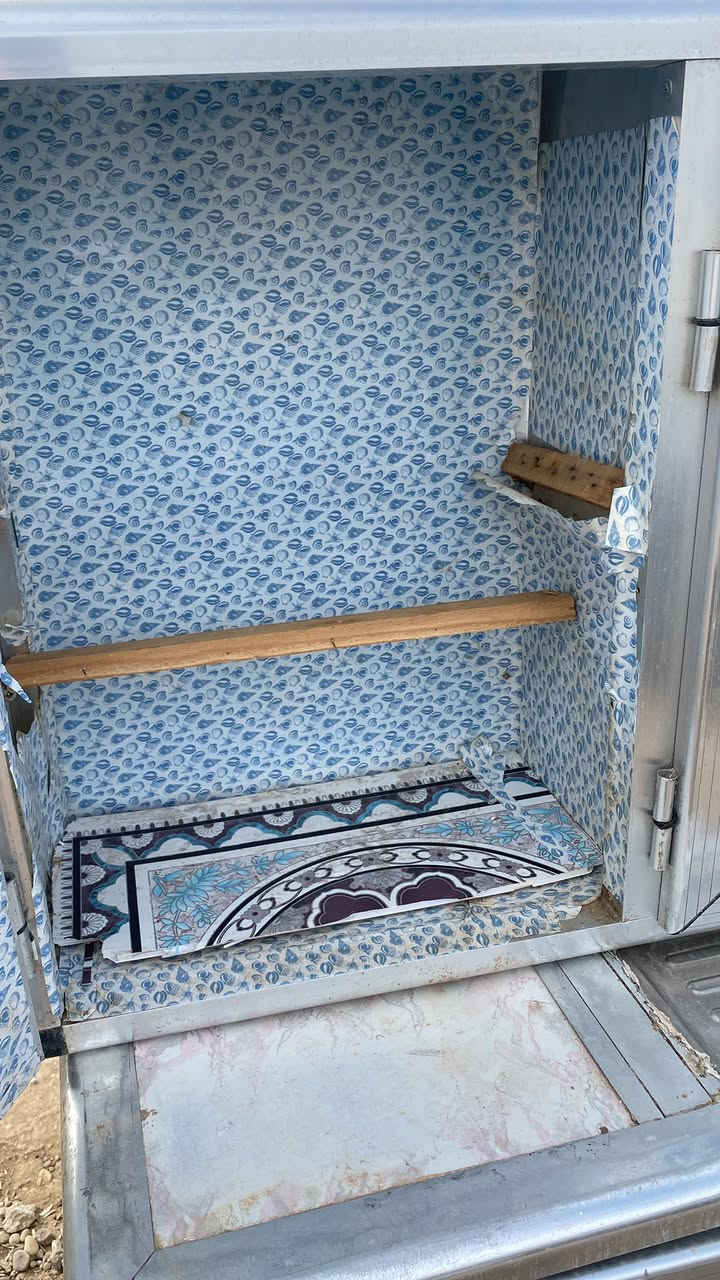 السلام عليكم غرفه نوم صاج للبيع كلش نظيفه سعرهه ٥٥٠ وبيهه مجال وكاونتر مترين للبيع سعره ١٥٠ وبي مجال المكان بغداد البكريه ***********
