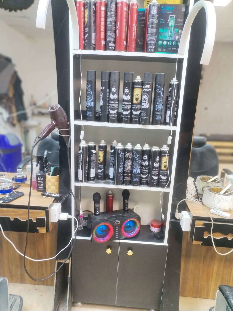 السلام عليكم ٣ميوزه و٣كراسي و٢ فاترينات وميوزه صغار ثنين وحوض سمك كامل  للبيع قيمهن واخذهن مكاني الشرطه الخامسه ***********
