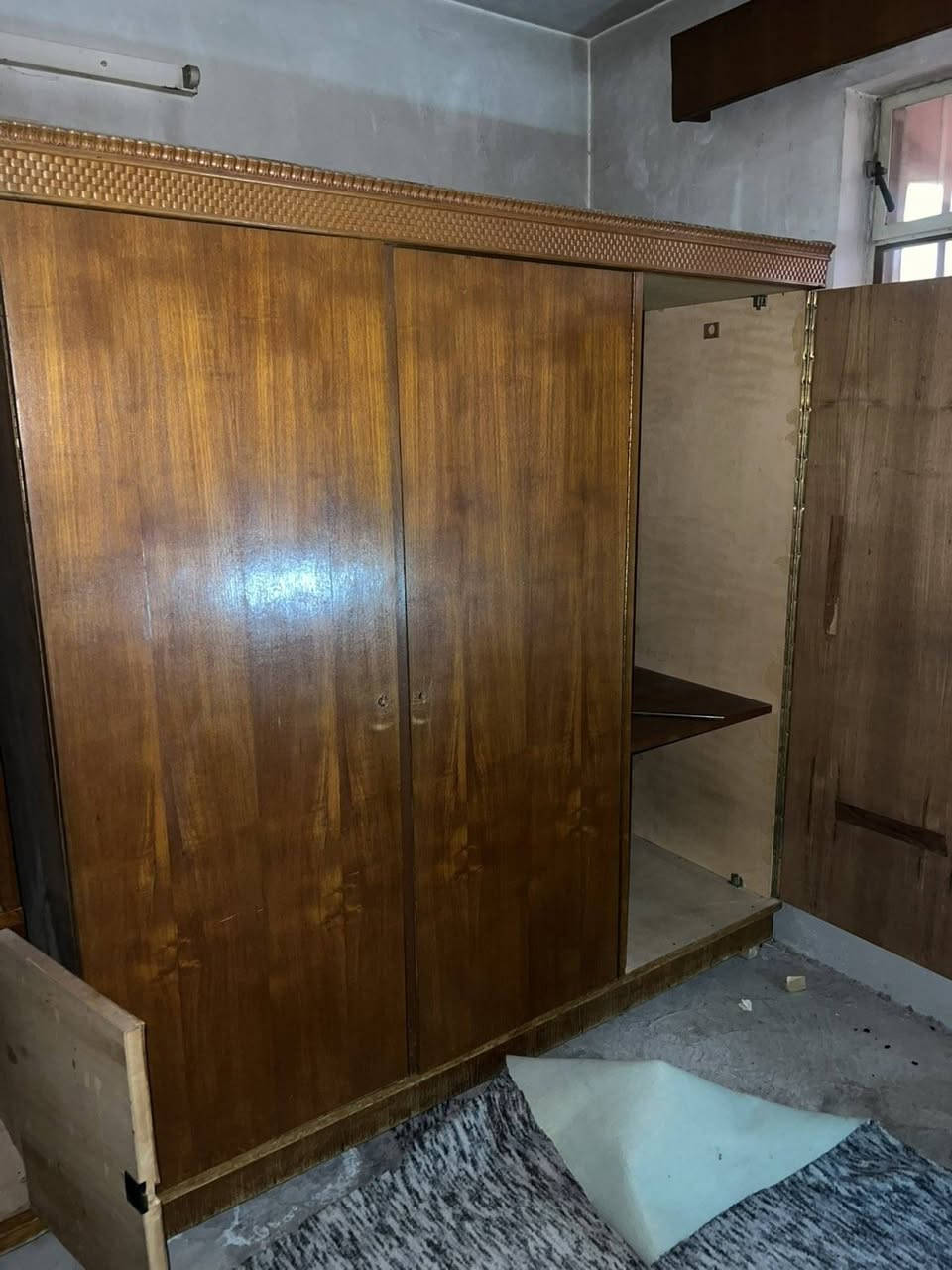 سلام عليكم عندي هاي ٢كنتور ساج نضيف جدا واحدمن كنتور٣باب واحدالتاني ٤باب سعركل ١٠٠الف وبي مجال عنوان سليماني ***********واتساب ***********واتساب
