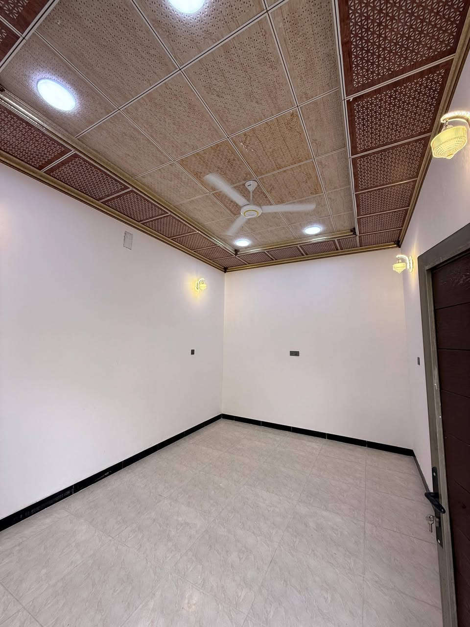 دار سكن للبيع 🏠
تستلم دارك عند المكاتبة مفتاح 🔑
تصميم مميز ملكي ( أكيد أجمل من التصوير )
#المساحة :: 120م 
الدار قريب  علا السايدين الداخل 300م
#العنوان :: إبي الخصيب - الصنكر - قرب مازن سنتر .
#يحتوي :: كراج . استقبال . مطبخ . صحيات خارجية .
صالة . درج . صحيات داخلية . غرفتين منام . مناور .
…………….
ملك صرف زراعي عراقي نموذج 25
…………….
#السعر_المطلوب :: 75مليون قابل للتفاوض .
…………….
#علماً / دار ثاني بجوار هذا الدار جاهز وبنفس وقت
للاستفسار ***********
***********
