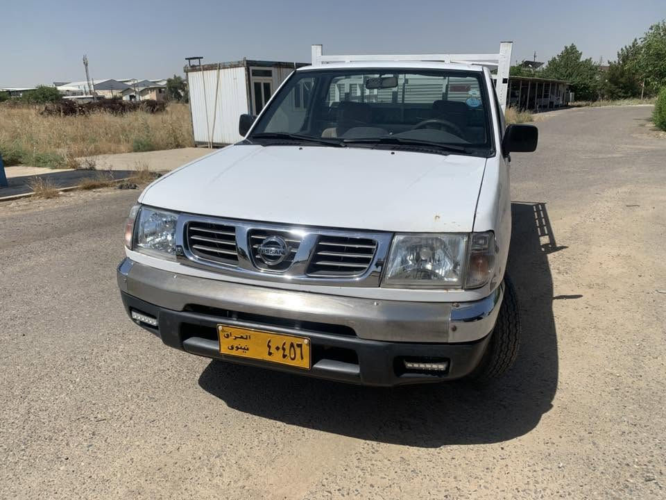 نیسان 2002  تاک پێنج قولاب 
سەیارەیەک لە سەر دەقی شەریکە ماوەتەوە  
چوار پێنج جیگای بەس بە پەمب سبوغ کراوە  
تەبرید  ئاڕمی پلاستیکی هەولێر  سەنەوی ئەسلی  لە گەڵە  مالی کەسابەت  هیچ نوقسانیەکی نیە 
***********
