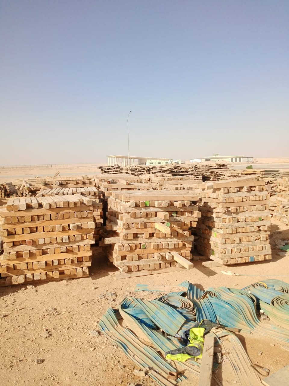 السلام عليكم 

للبيع في كربلاء …. للبيع في كربلاء 

1- بلايووود مغلون نظيف جدا مختلف القياسات ( اشرطة مقاصير ) 
سعر القطعة الكاملة المقاصير 16 الف دينار قفل .

2- سير خشب مقاصير قياس ٤ انج (10*10) سم مختلف القياسات من ١ متر لغاية ٢ متر 
سعر المكعب 350,000 دينار  . 

3- براكيتات سقفي وأرضي سعر القطعة 4 دولار 

4 - قالب حديد دائري قطر ١ متر المتوفر ٢٥،٥ متر طول سعر الطن ١١ ورقة حديد ثقيل درجة اولى 

5- حاوية 6 متر فارغة سعرها 22 ورقة وبيها مجال 

6- كرفان 6 متر أمريكي يطبك سعره 15 ورقة وبي مجال .  

للاتصال أو  واتساب : ***********
مهندس محمد 
كربلاء المقدسة
ملاحظة : فقط الحاوية والكرفان مكانهم الحصوة وباقي المواد مكانهم كربلاء .
