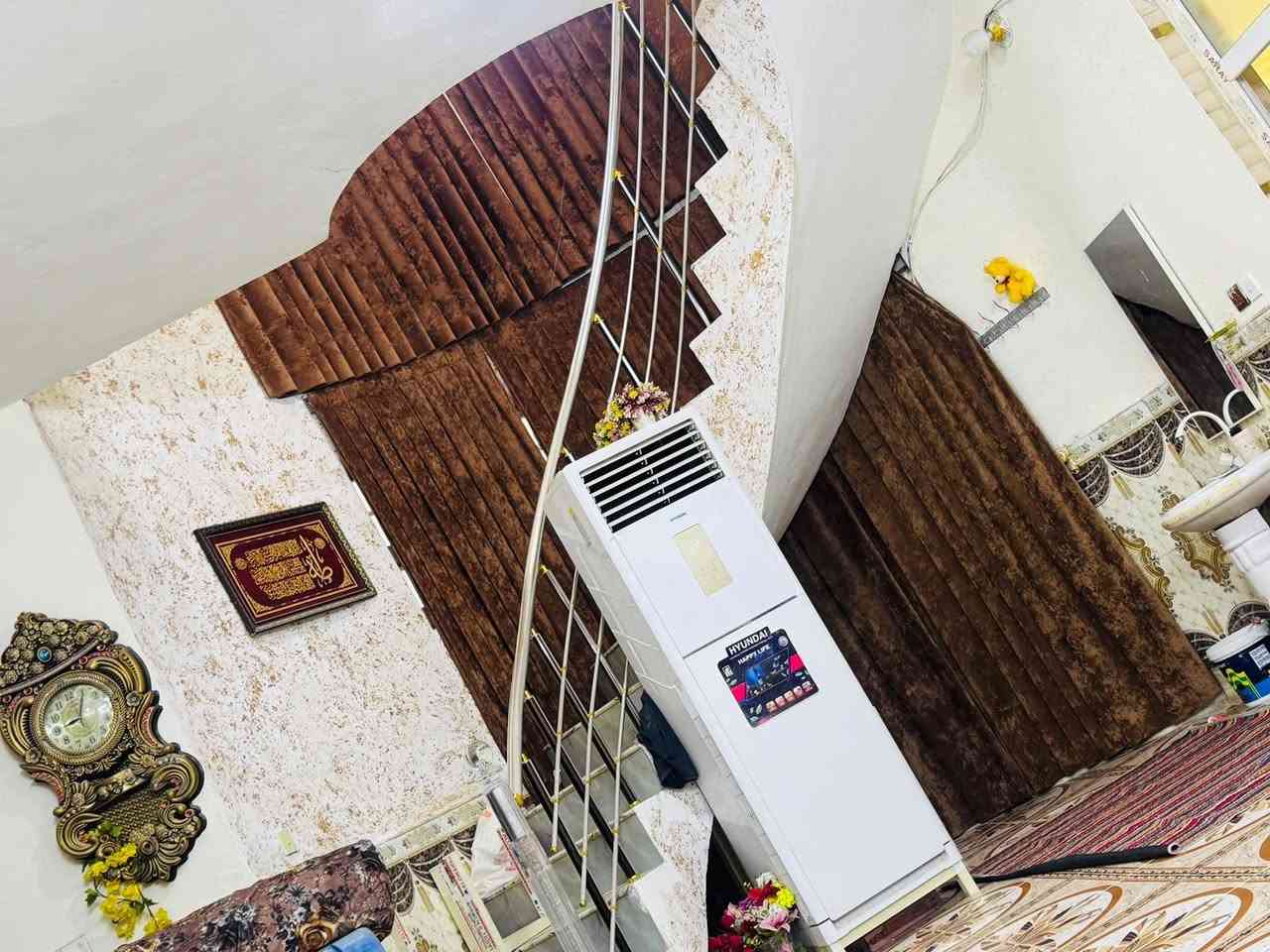 بيت للبيع او ايجار غرفتين صالة مطبخ استقبال مساحته ٢٠٠م بيت نظيف ومرتب كامل من كل شي خلف اعدادية كنعان قريب ع مدرسة استفسار اكثر اتصل ***********
