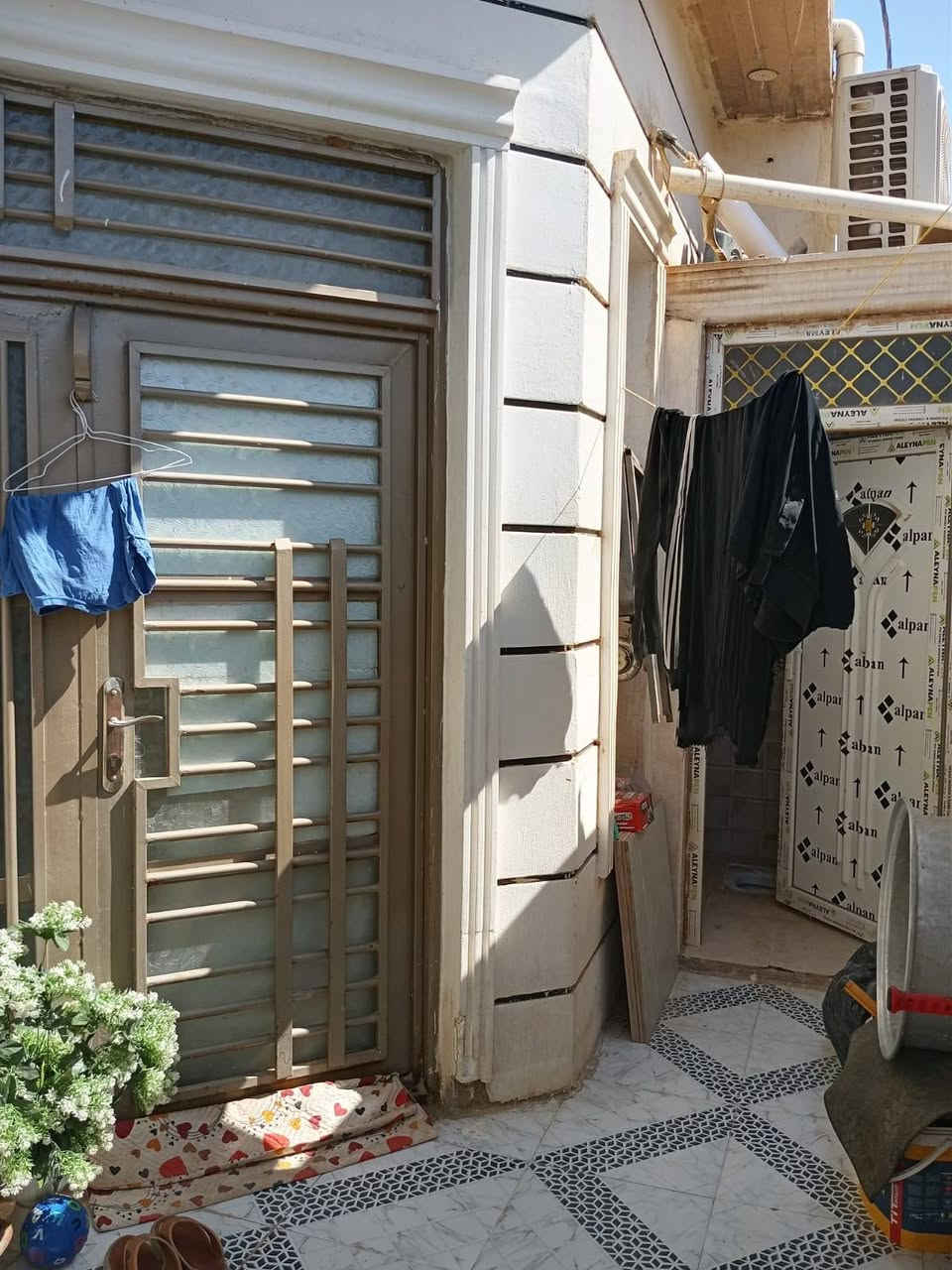 سلام عليكم بيت للبيع المساحه 100م الواجه 7 ونزال 16 مساحته أكثر من ميه البيت قاطين بناء جديد العنوان دور النفط حي الاساتذه الدسيم خدمات ماء ومجاري وباقيه ع التبليط الاستفسار *********** ابو ريحانه
