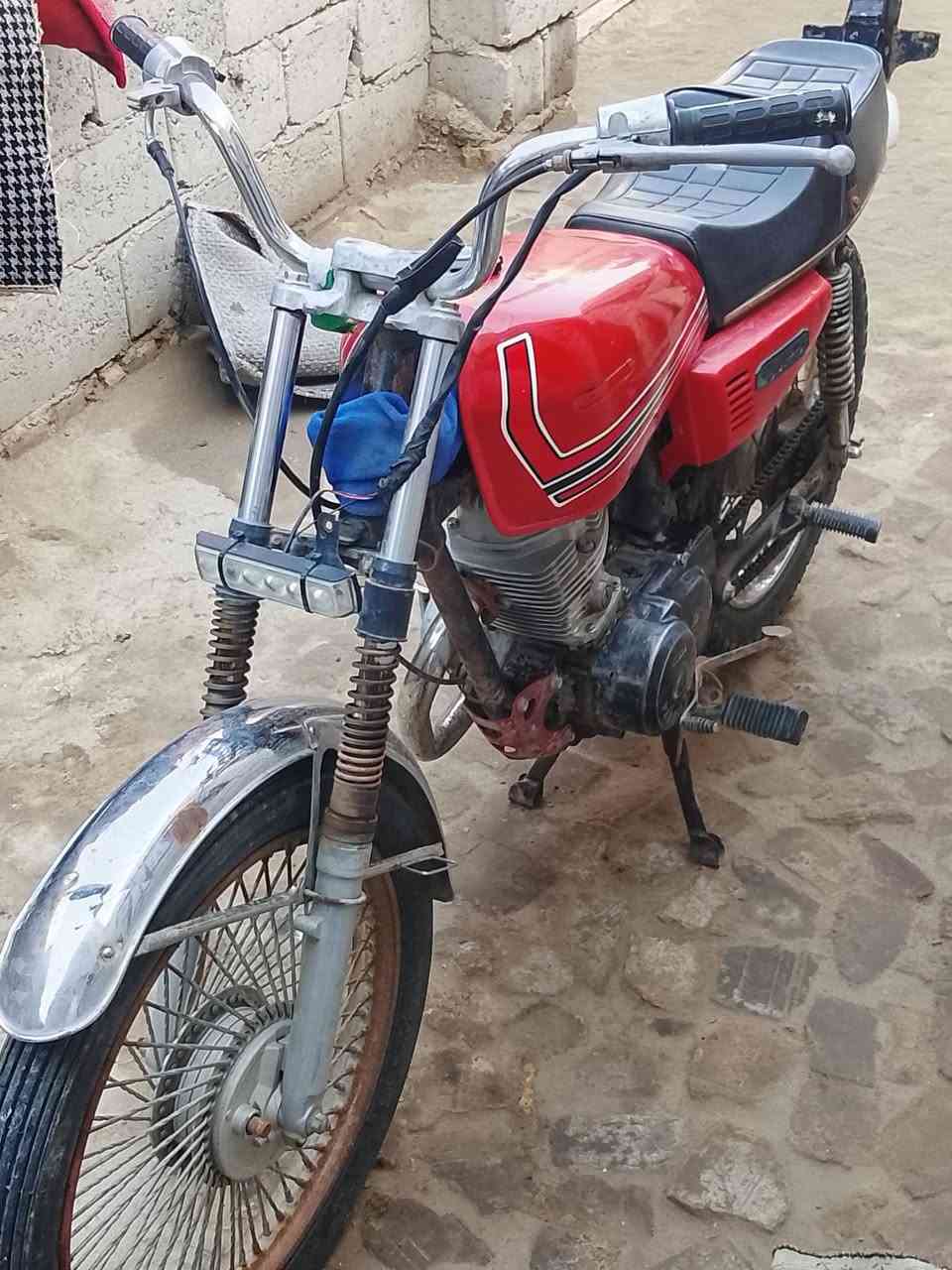 السلام عليكم دراجه للبيع كلك دراجه نظيفه 19 محركها شاصيه 19 دراجه برغي ما ناقصها السعر 275 وبيها مجال مكان الديوانيه ***********
