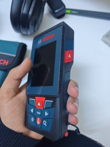 عندك شغل هندسي، ديكور، أو مقاولات؟ عوف الفيتا القديمة ومشاكلها.
متجر Humix Aio يقدملكم العملاق الألماني Bosch GLM 100-25 C Professional. الجهاز "نظافة وكالة" وكأنك هسة فاتحه، ومعاه الجنطة الأصلية مالته. 💼

ليش هذا الجهاز هو الأفضل للمحترفين؟

✅ عين رقمية (Digital Viewfinder): يحتوي على كاميرا مدمجة مع خاصية الـ Zoom، يعني تكدر تشوف نقطة الليزر بوضوح حتى لو كنت بالشمس وبمسافات بعيدة.

✅ مسافات عملاقة: يقيس لحد 100 متر بدقة متناهية.

✅ شاشة ملونة IPS: واضحة جداً وتقلب الصورة تلقائياً حسب اتجاه الجهاز.

✅ اتصال ذكي: يربط عالموبايل عبر تطبيق Bosch MeasureOn لنقل القياسات وتصميم المخططات فوراً.

✅ مقاومة الظروف الصعبة: تصميم متين جداً (IP54) يتحمل الغبار والرطوبة بمواقع العمل.

السعر "اللقطة" للمحترفين: 💰 250,000 دينار عراقي فقط! (سعر الجديد يتجاوز الـ 450 ألف).

🚚 متوفر توصيل سريع لكل المحافظات.
📍 قطعة وحدة فقط، الأولوية لأول حجز. بغداد, العراق


**إذا كنت صاحب هذا الإعلان وتريد حذفه لأي سبب، رجاءا أرسل رسالة إلى الدعم الفني**