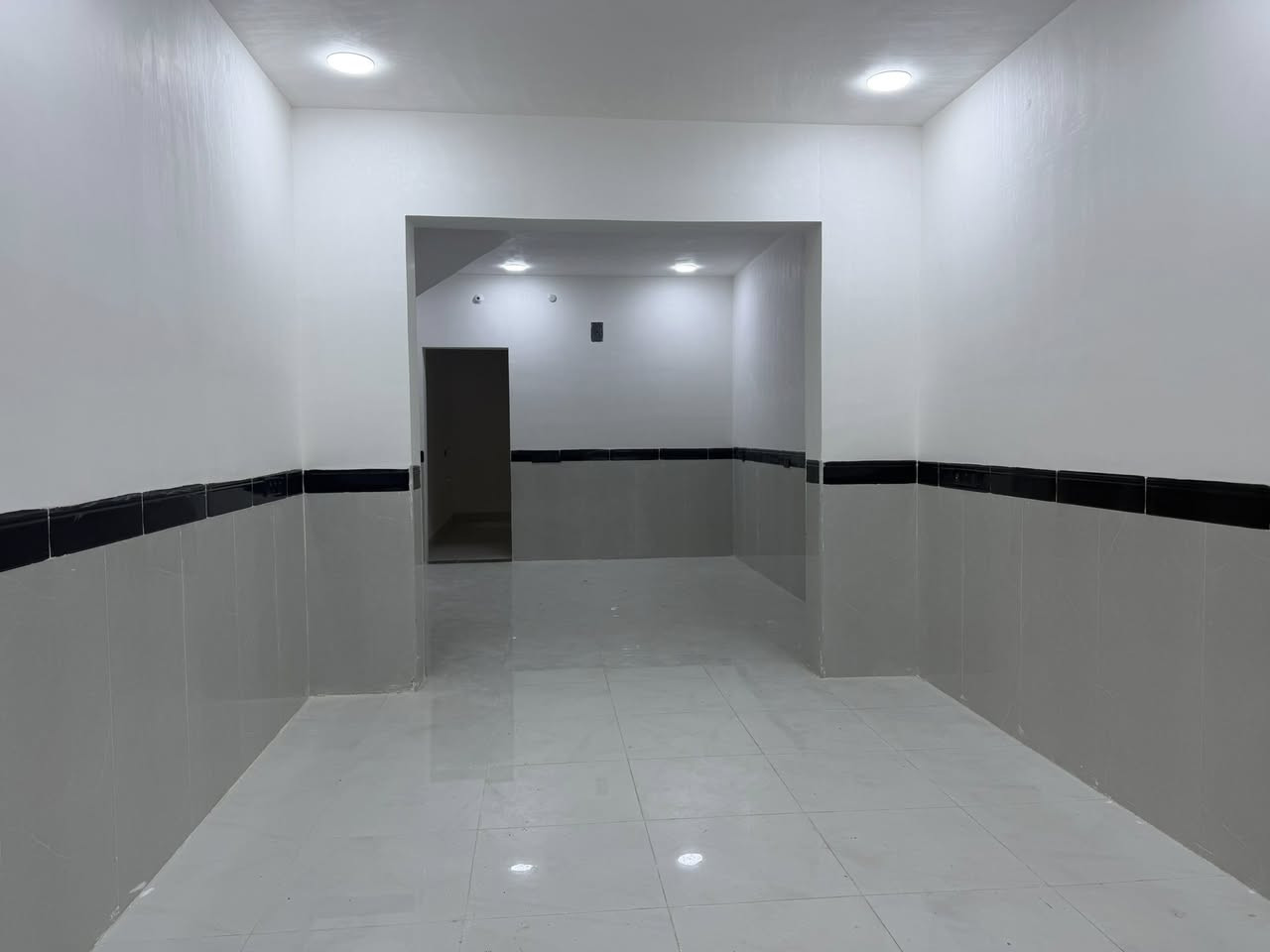 دار للبيع 
الموقع/حصن جعفر خلف المعارض
المساحه ١٦٠م
عمرالبناء /٢٠٢٦ حديث جدآ
طابقين كونكريت طابوق جمهوري 
خدمات كامله /تبليط -ماء-كهرباء 
يبعد عن شارع عام ٢٠٠م 
للاستفسار اكثر مراسله الصفحه أو الاتصال
على الأرقام التأليه :
***********
078198929
