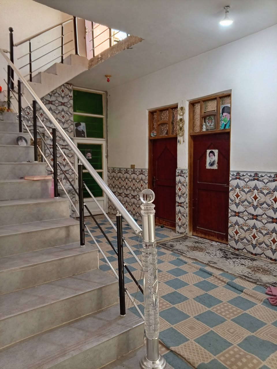 بيت للبيع حي الحكيم شارع الوائليه أول بيت بالفرع مجاري كهرباء ماء مستوصف صحي مدارس يبعد عن الصب 20 مترر

 البناء بلوك 
الاساس ( البتلو ) طابوك 
المساحة 300 متر 
غرفتين + صالة + حمام  ومنور + مطبخ + استقبال + كراج سياره + حديقة جانبية

 للاستفسار ***********
للاستفسار ***********
