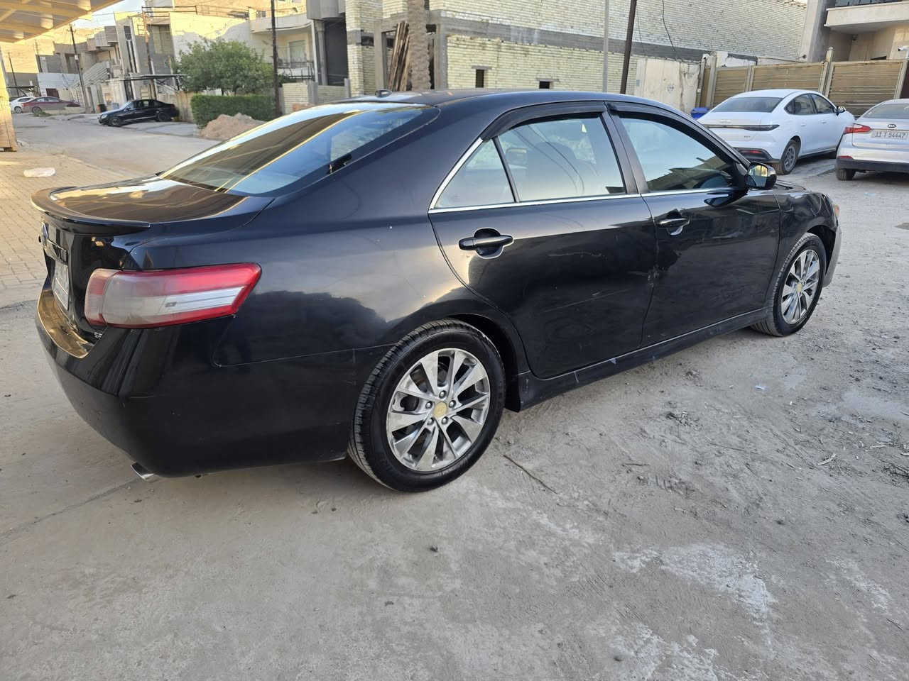 السلام عليكم
تويوتا كامري موديل ٢٠١١ 
وارد امريكي السياره se  حادثه خاملغ يمنه الخلفي 
مواصفات السياره تقريبا فول على موديله فتحه تحكمات كراسي كهرباء دبل كزوز محرك ٢٥٠٠ 
السياره جاهزه 
تبريد شغال تخم تاير جديد
فقط نقوصات بسيطه 
رقم بغداد بأسمي 
السعر ٩٥ ورقه وبيه مجال  بسيط 
للتواصل رقم تليفوني *********** وتساب موجود او اتصال
