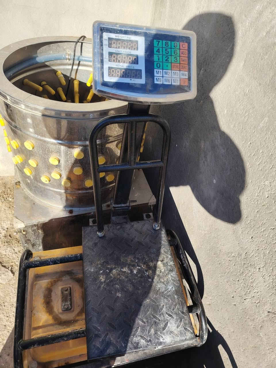 سلام عليكم للبيع غراض محل دجاج كامله مستعجل عل بيع *********** ابيع شلع
